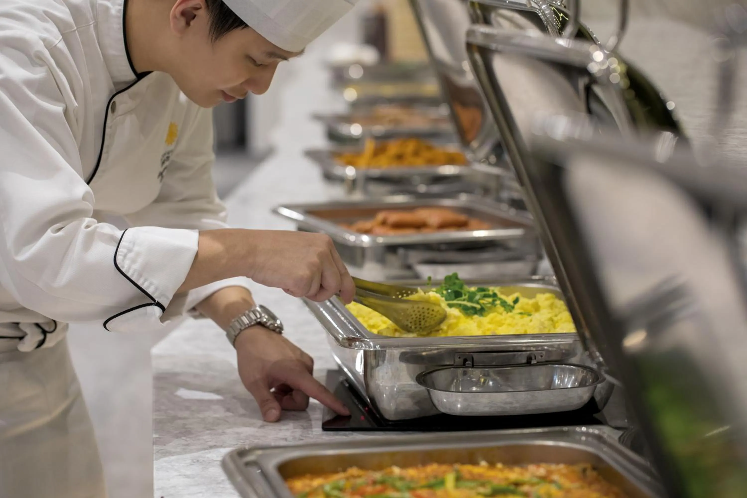 Restaurant/places to eat in Platinum Hotel