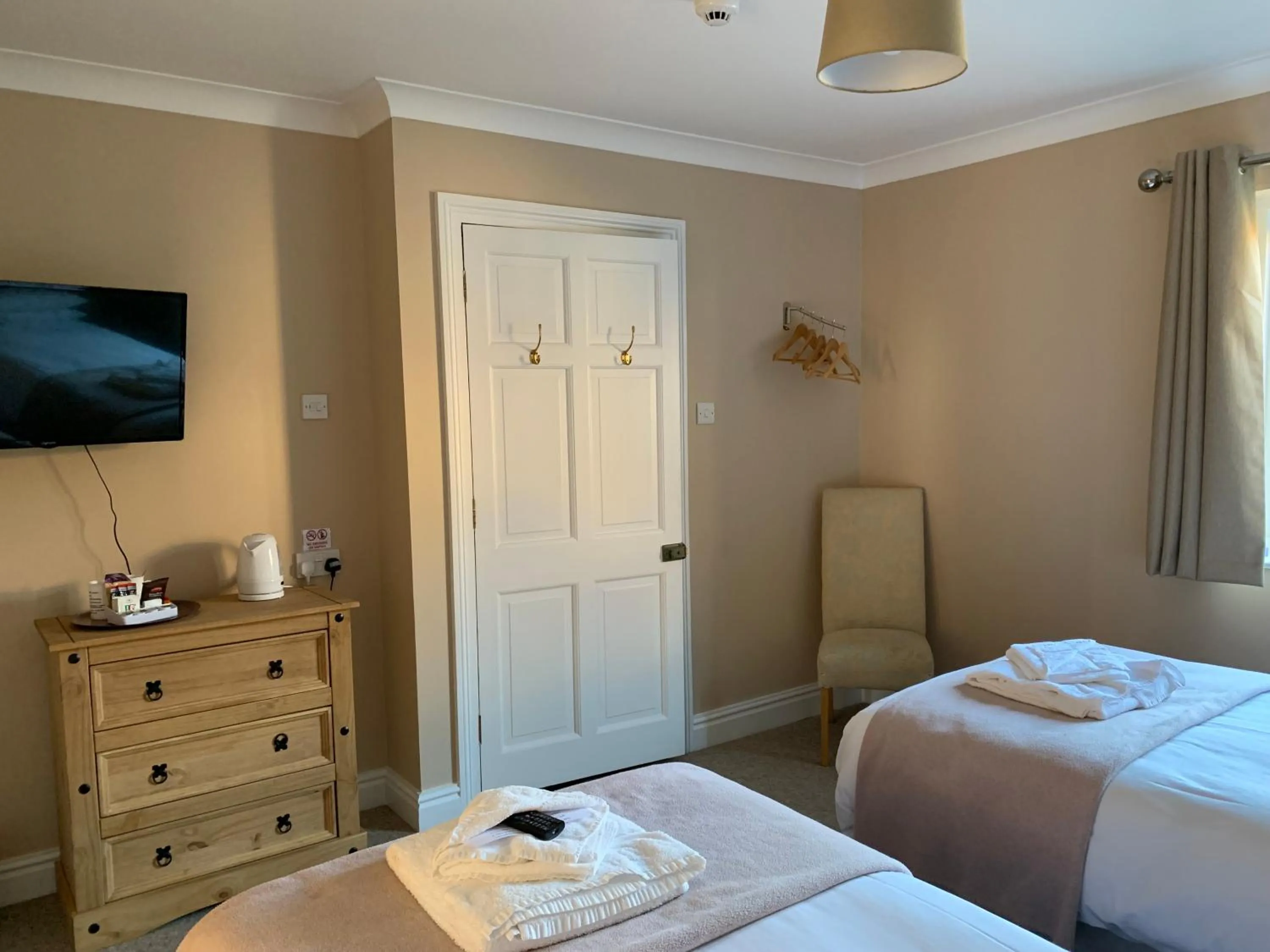 Bedroom, Bed in Lakeside Lodge