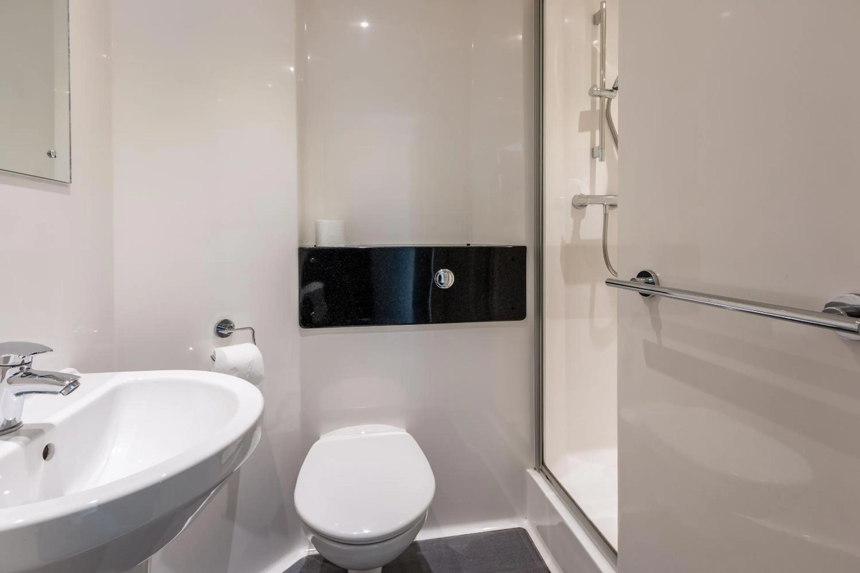 Bathroom in Destiny Student – Murano (Campus Accommodation)