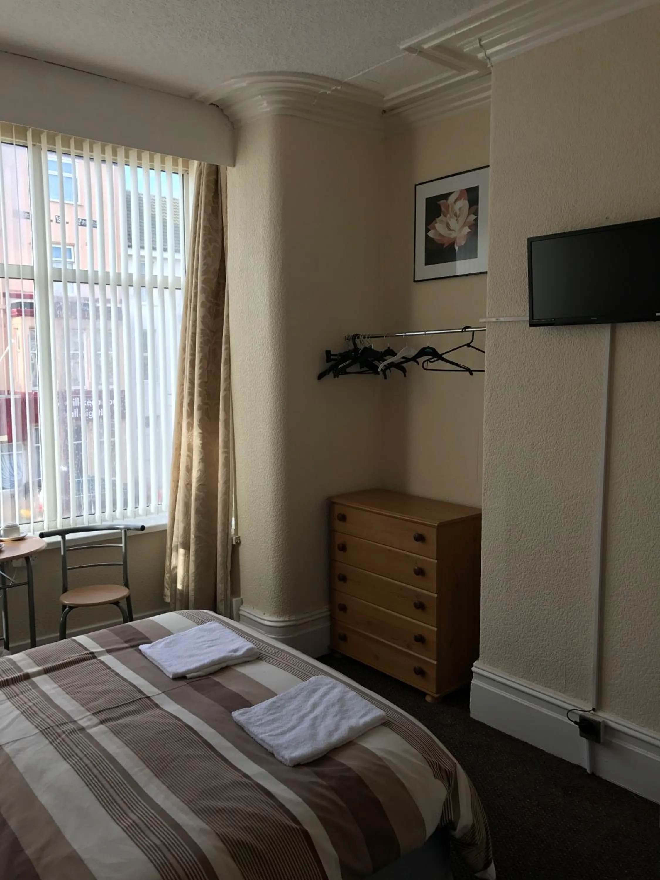 Photo of the whole room, TV/Entertainment Center in Oasis