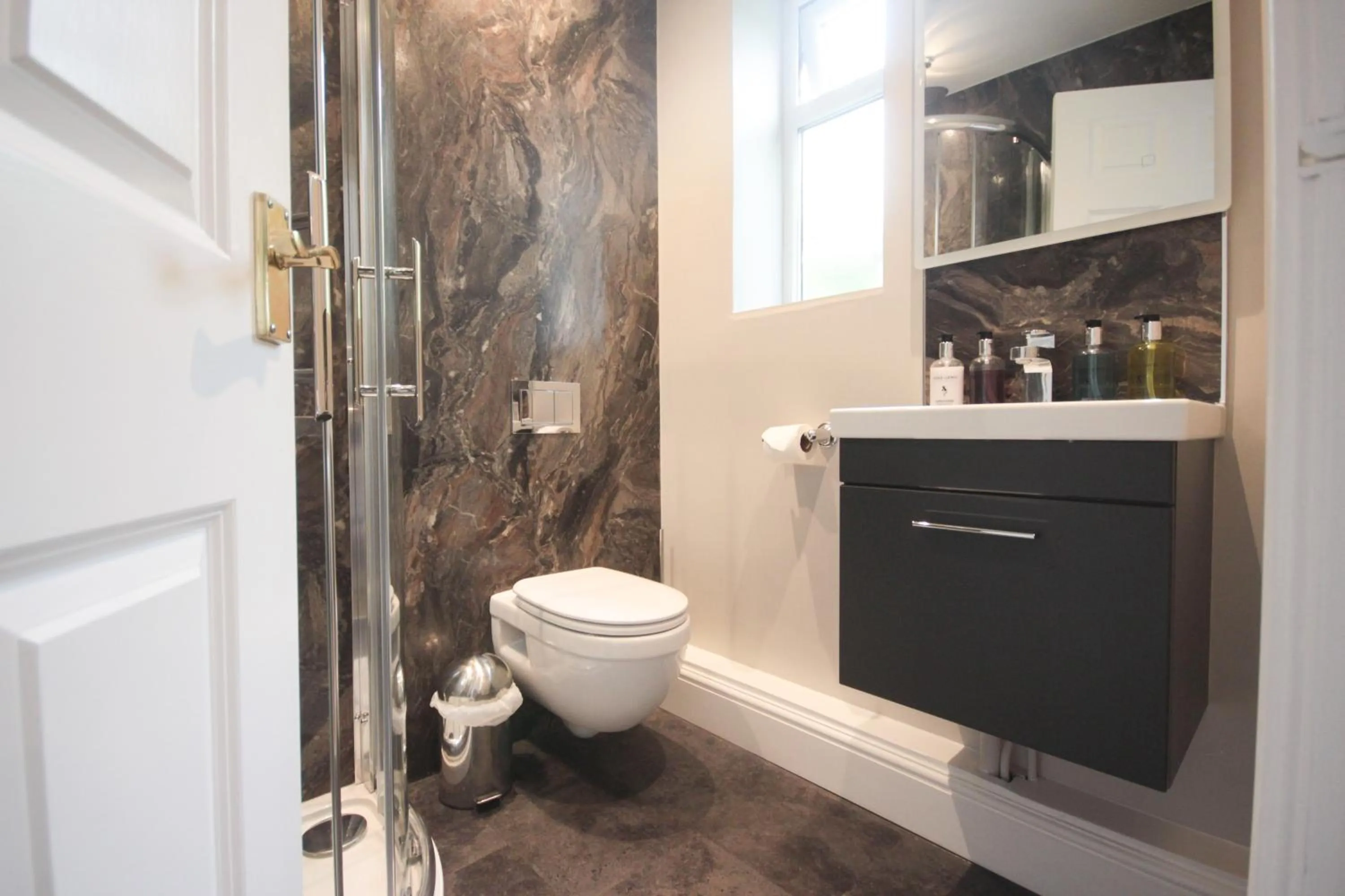 Shower in The Five Dials Inn