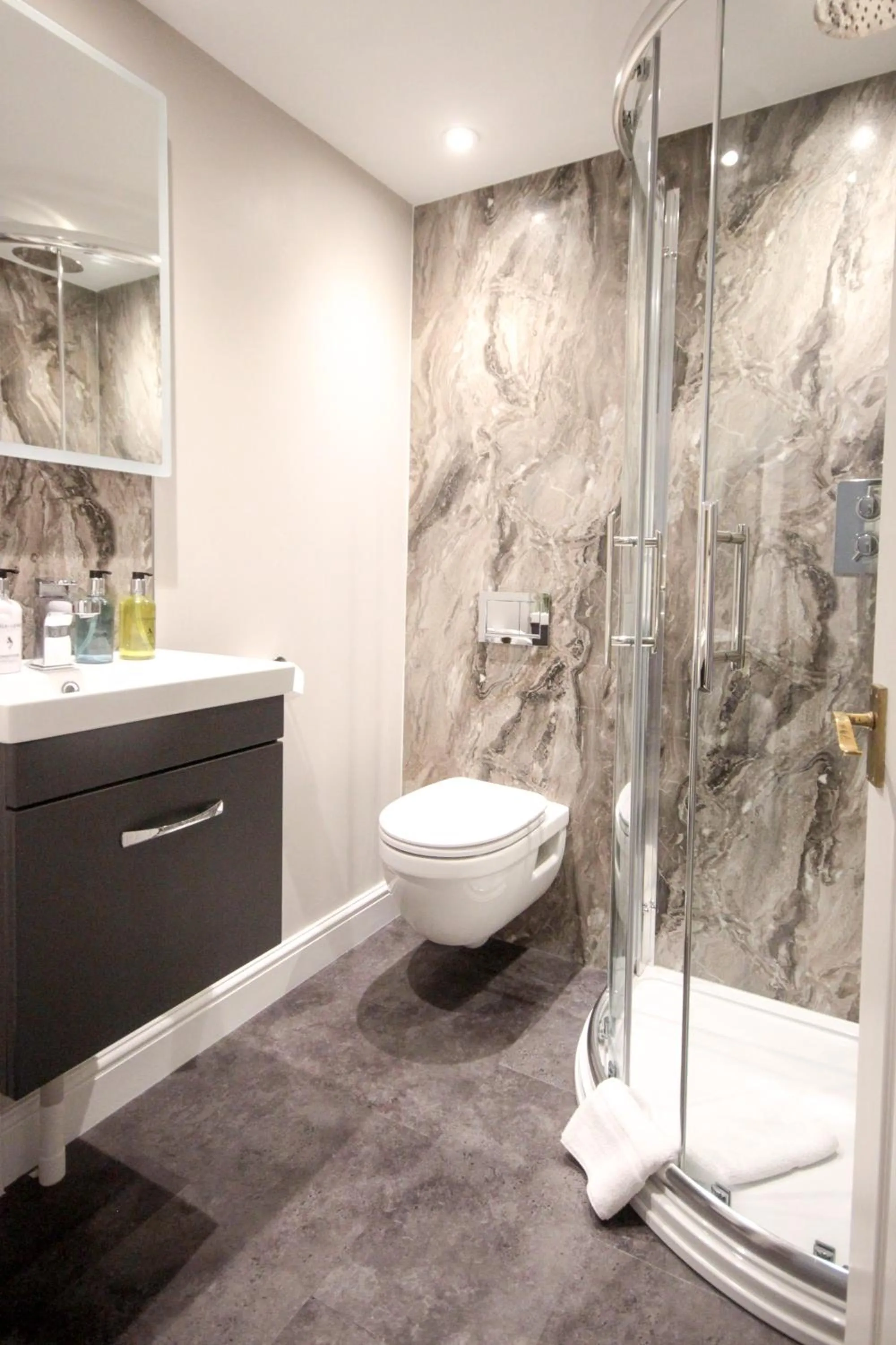 Shower in The Five Dials Inn