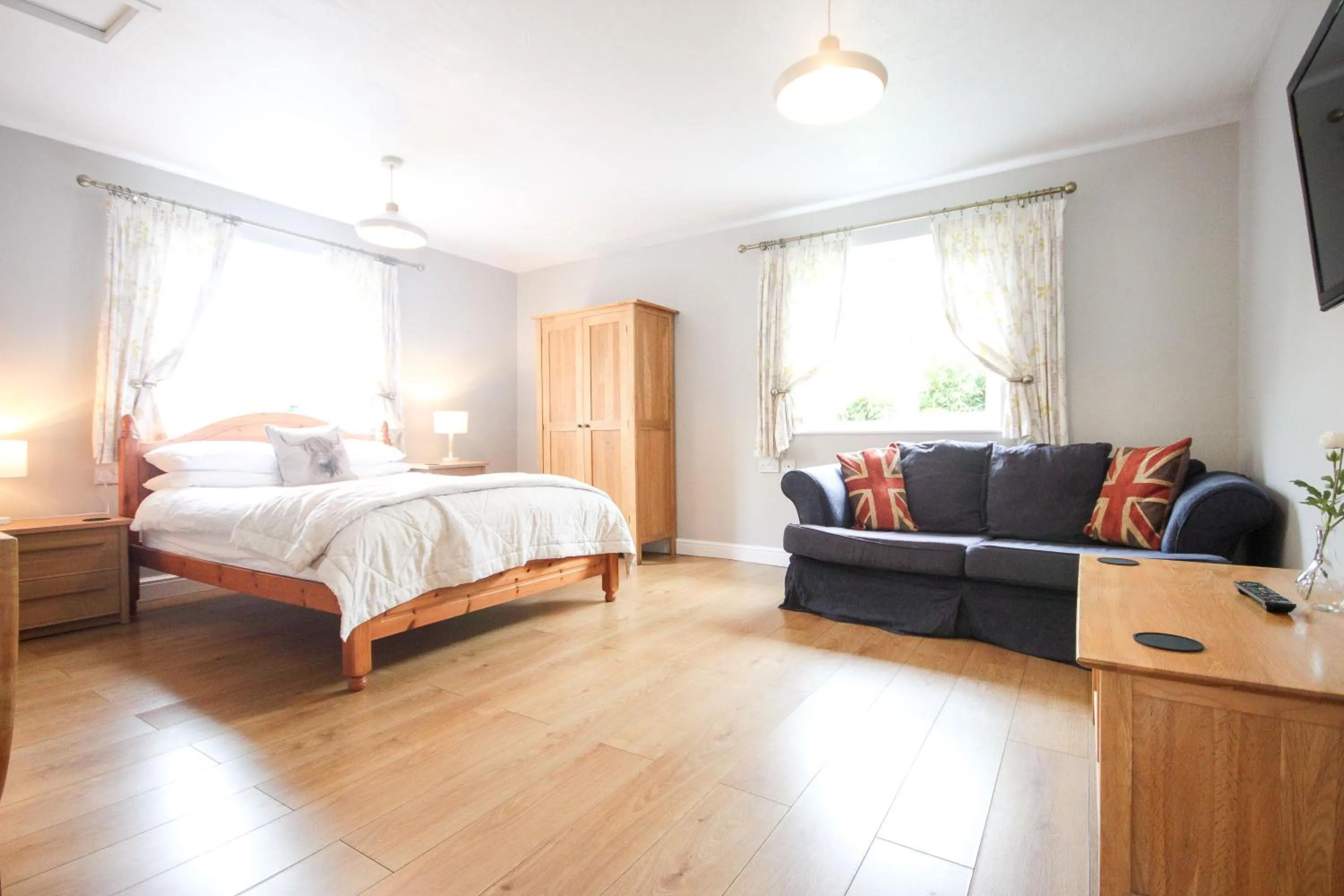 Seating area, Bed in The Five Dials Inn