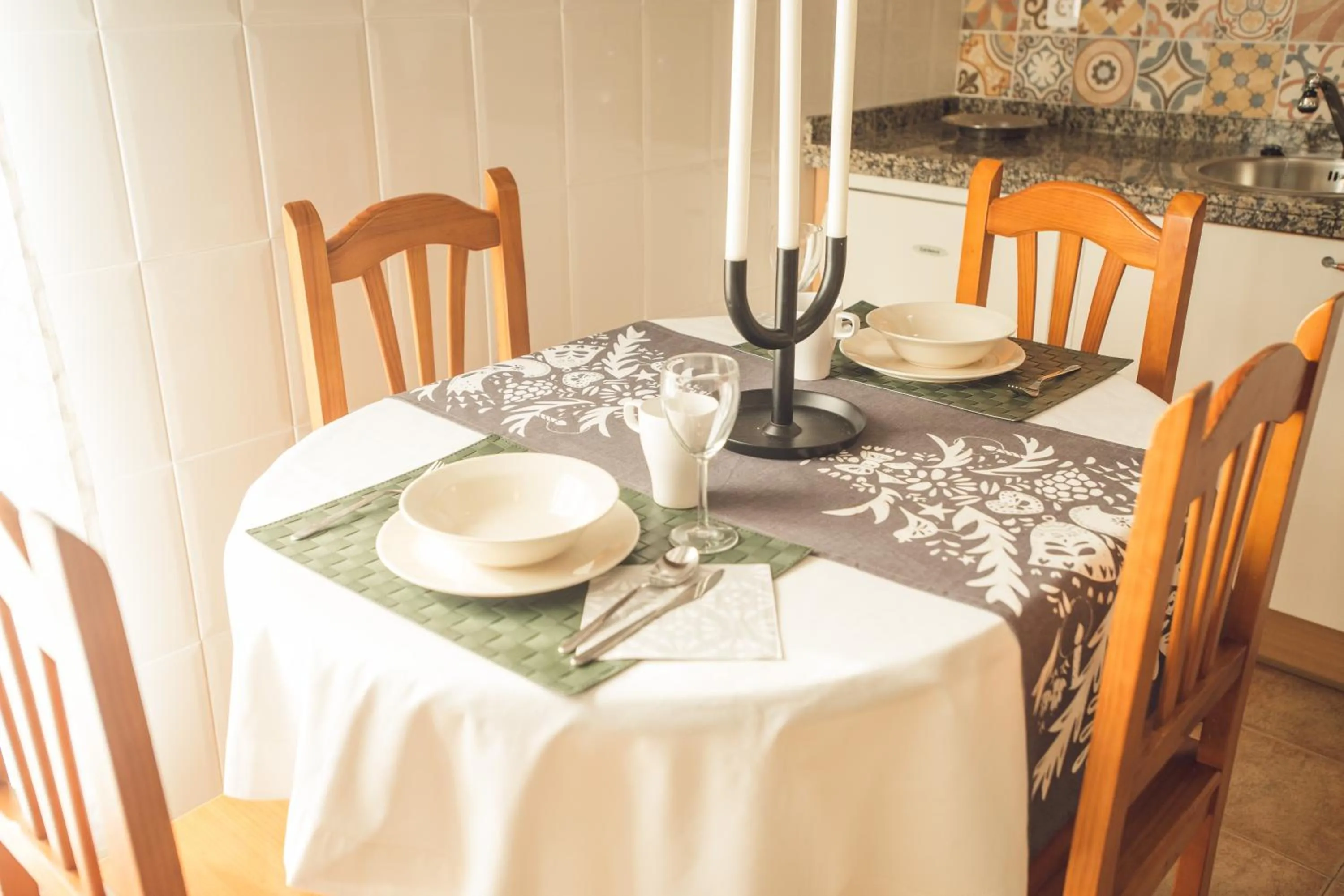 Dining area in Apartamentos River Santander