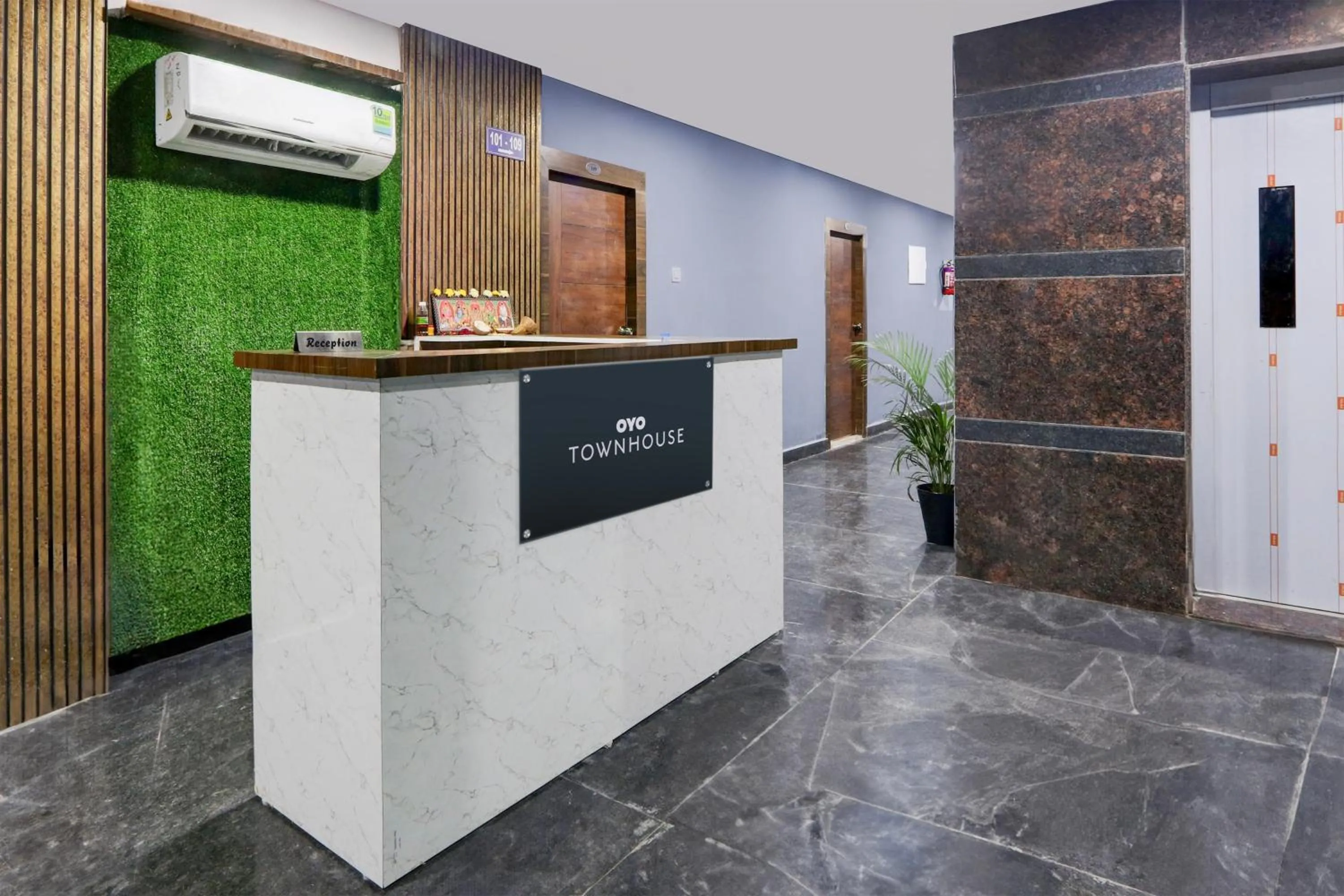 Lobby or reception in Super Townhouse Kukatpally Formerly SV Royal