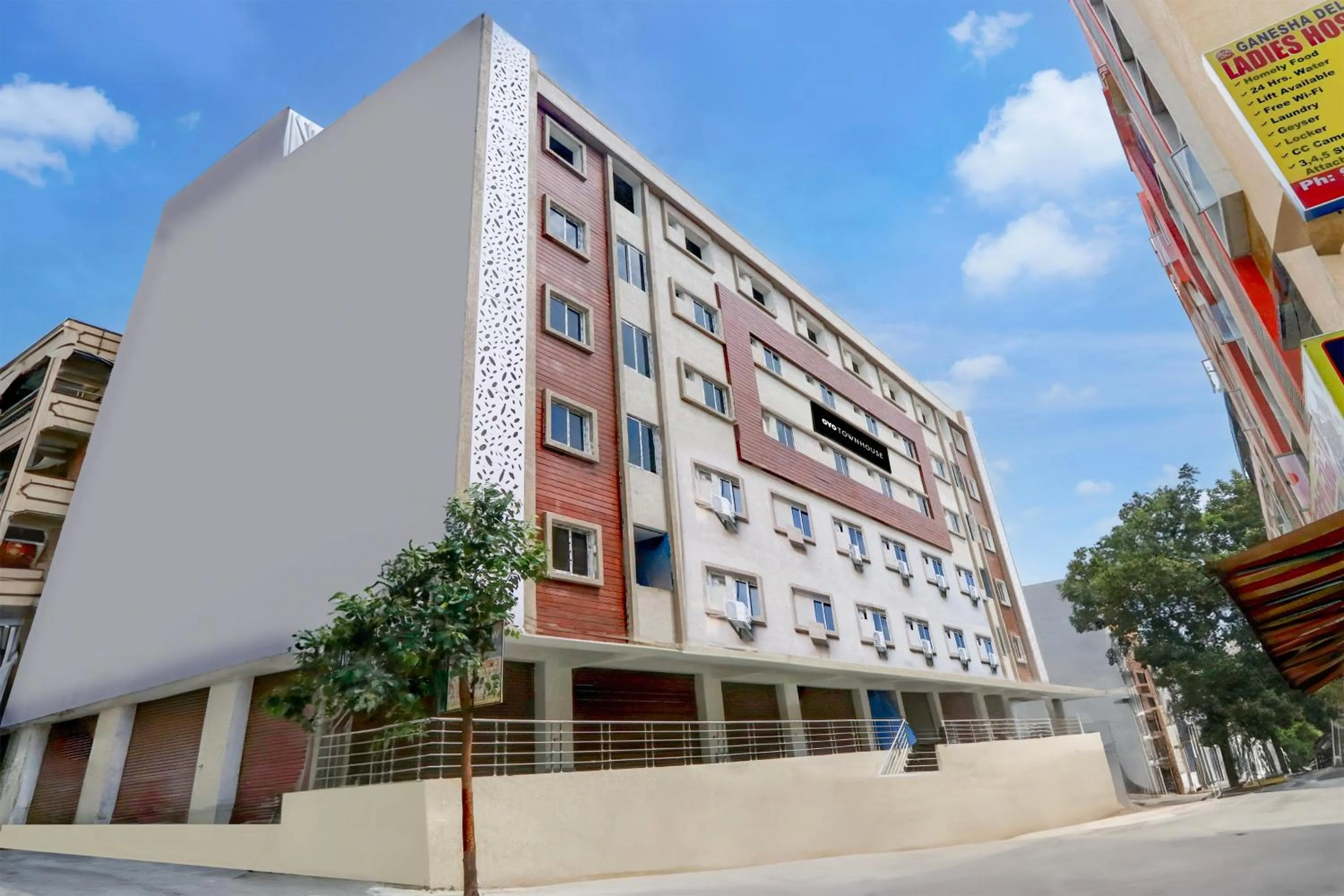 Facade/entrance in Super Townhouse Kukatpally Formerly SV Royal