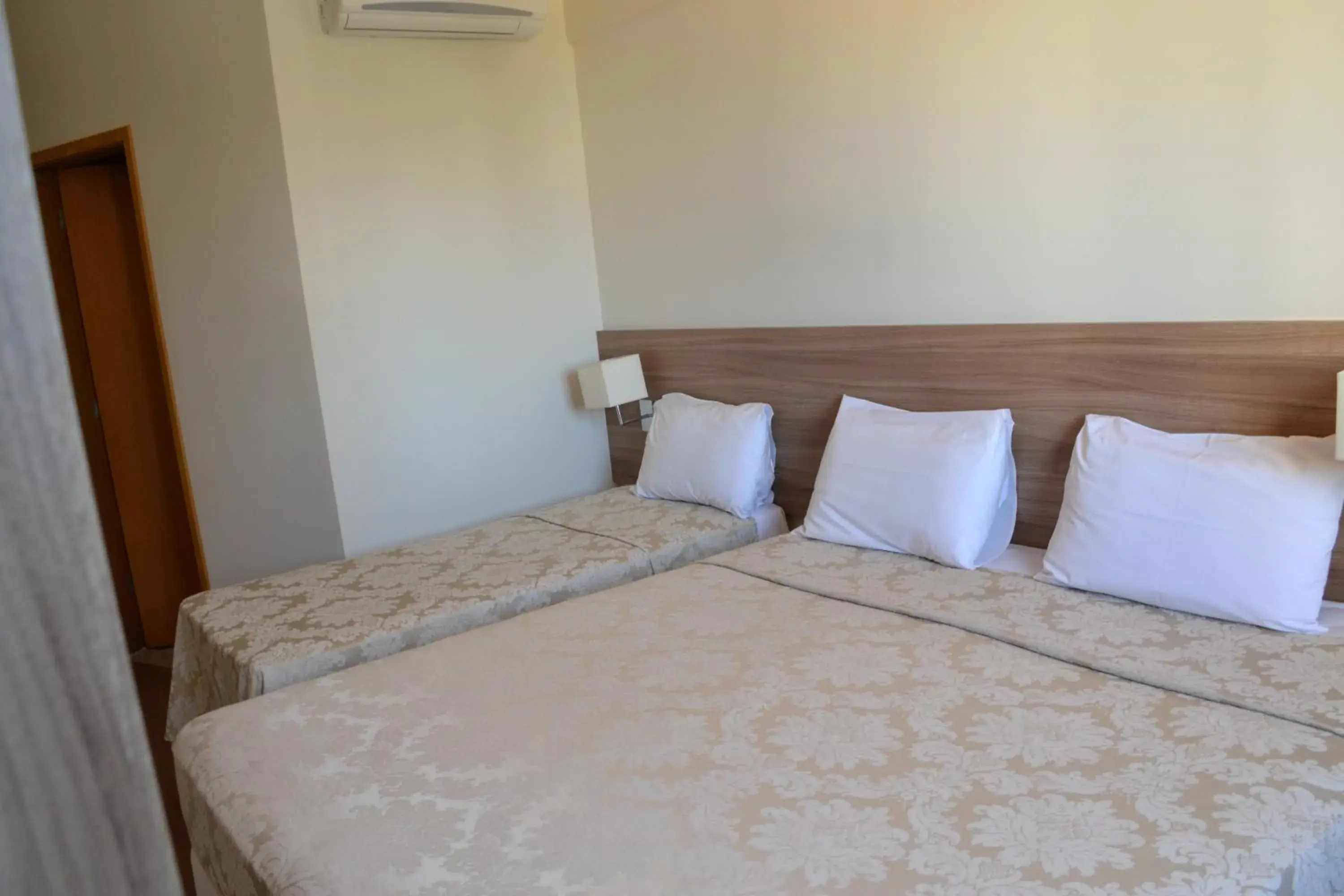 Triple Room with 1 Double bed and 1 Single Bed in Hotel Malibu Inn Campinas Triple Room with 1 Double bed and 1 Single Bed in Hotel Malibu Inn Campinas