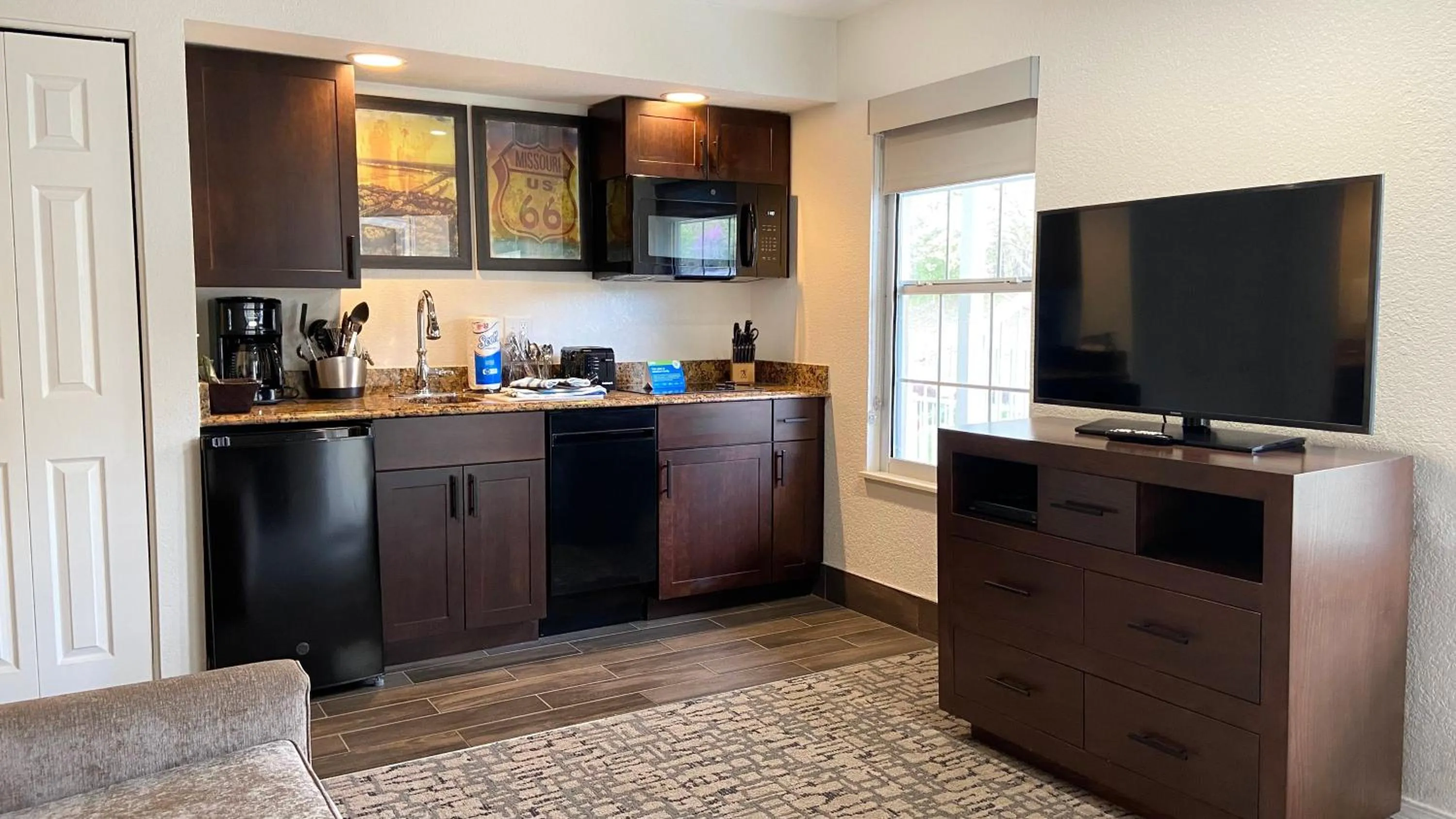 Photo of the whole room in Club Wyndham Branson at The Falls