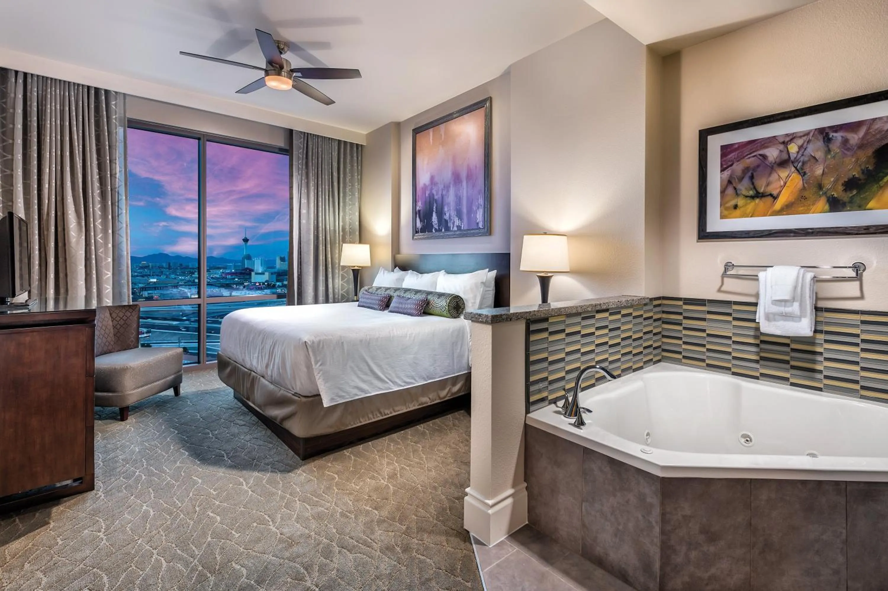 Photo of the whole room, Bed in Club Wyndham Desert Blue