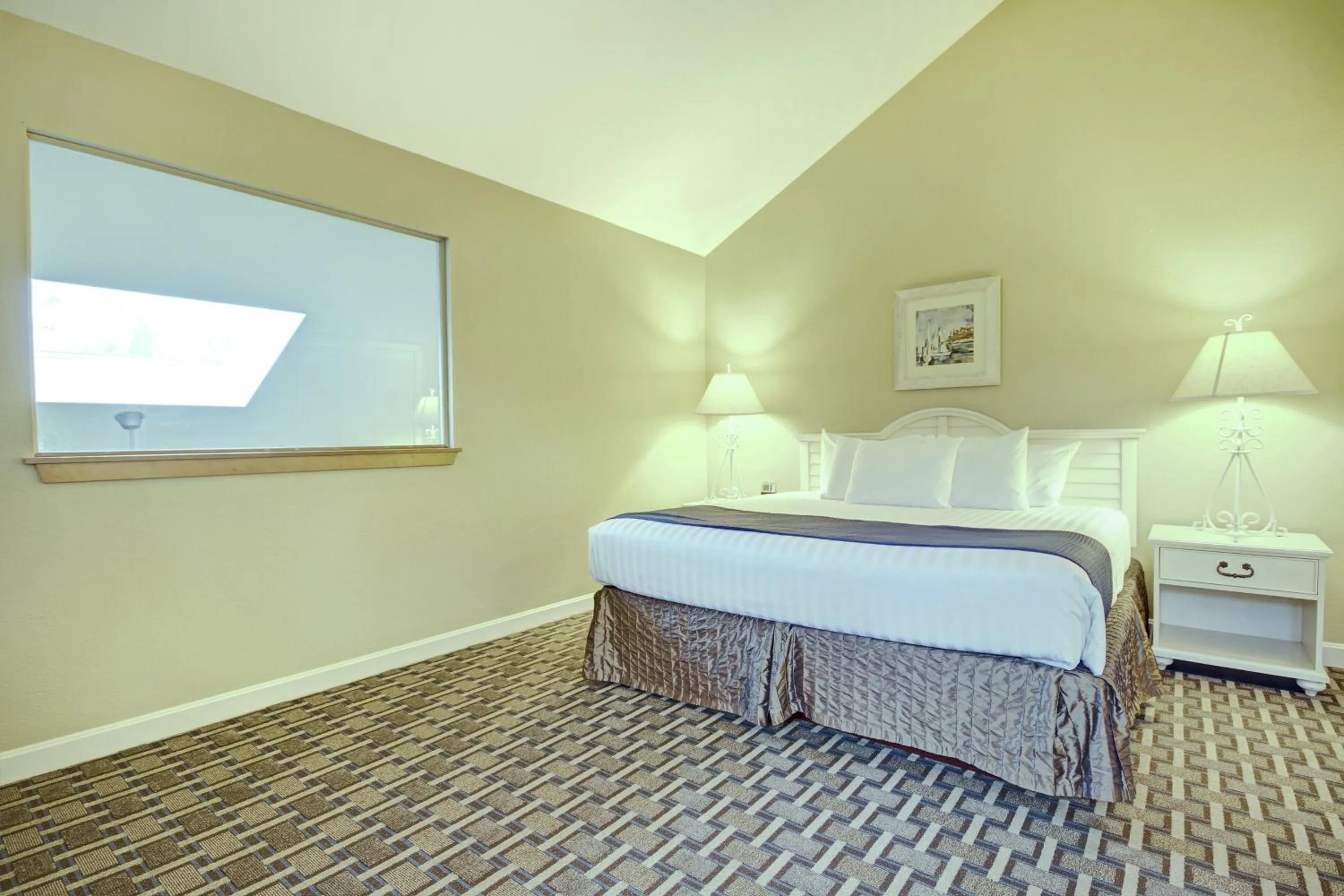 Bedroom, Bed in Club Wyndham Newport Overlook