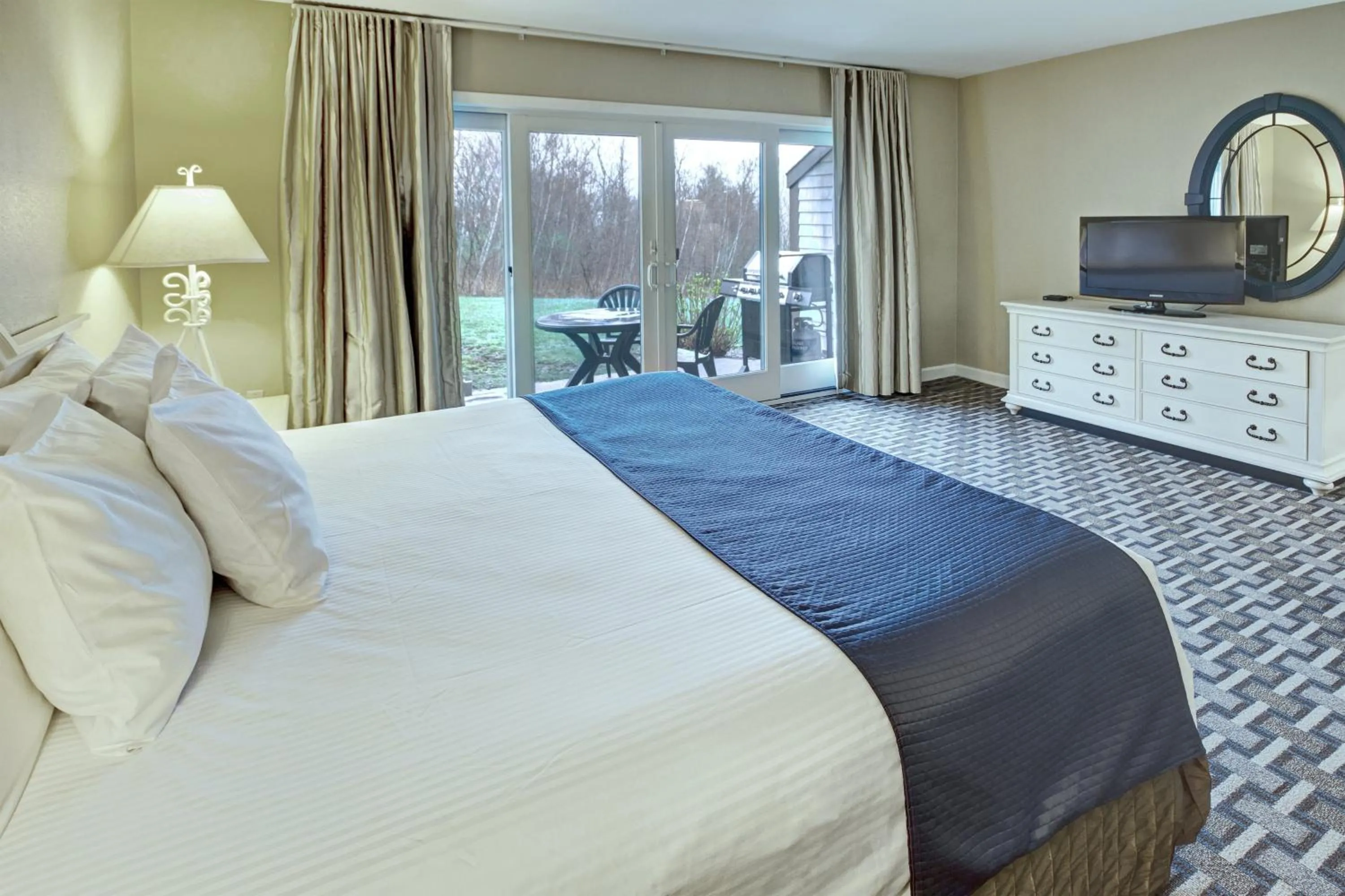 Photo of the whole room, Bed in Club Wyndham Newport Overlook