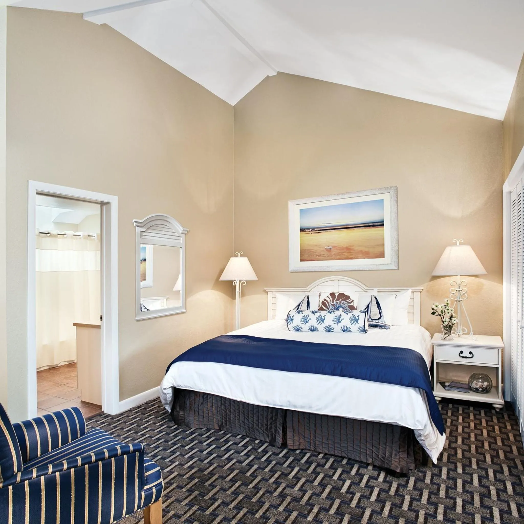 Photo of the whole room, Bed in Club Wyndham Newport Overlook
