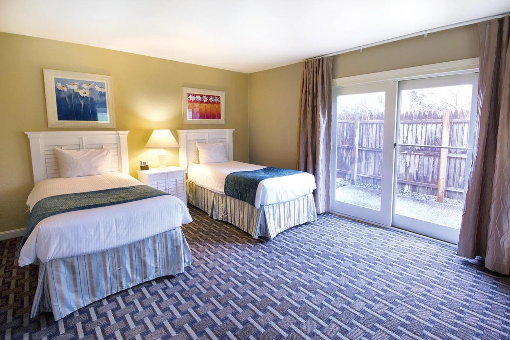 Photo of the whole room, Bed in Club Wyndham Newport Overlook