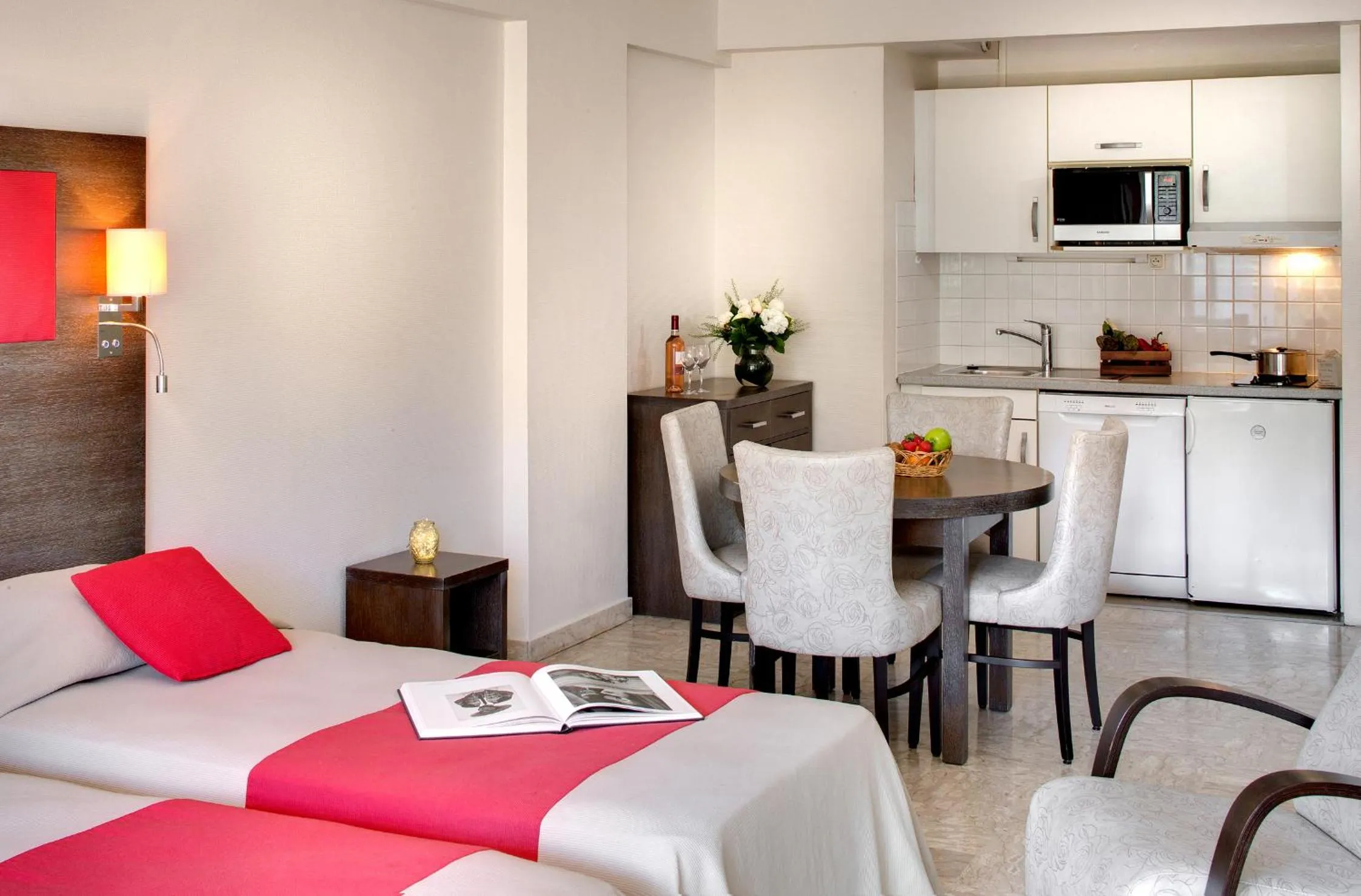 Kitchen or kitchenette, Bed in The Originals Résidence, Les Strélitzias