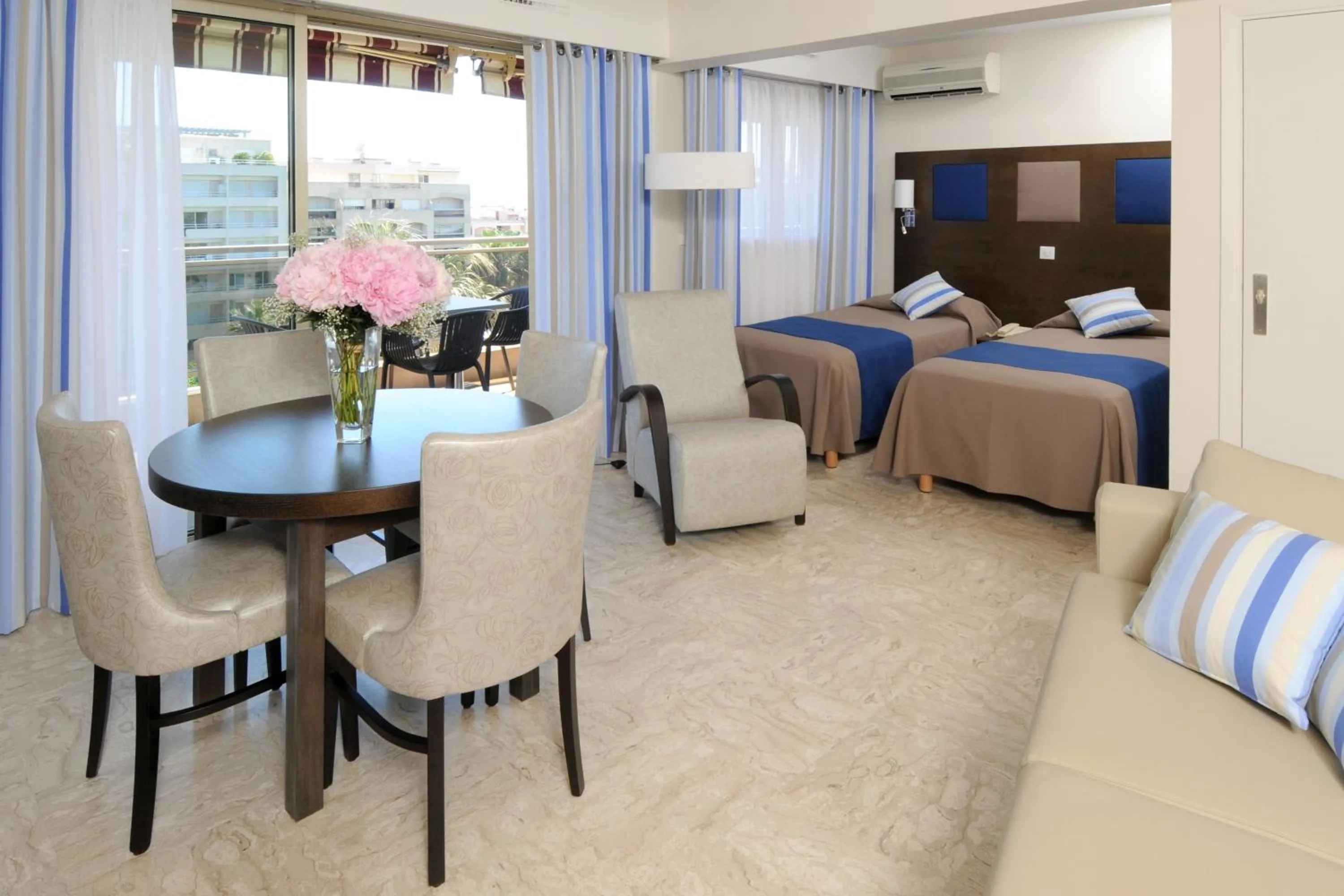 Seating area, Bed in The Originals Résidence, Les Strélitzias