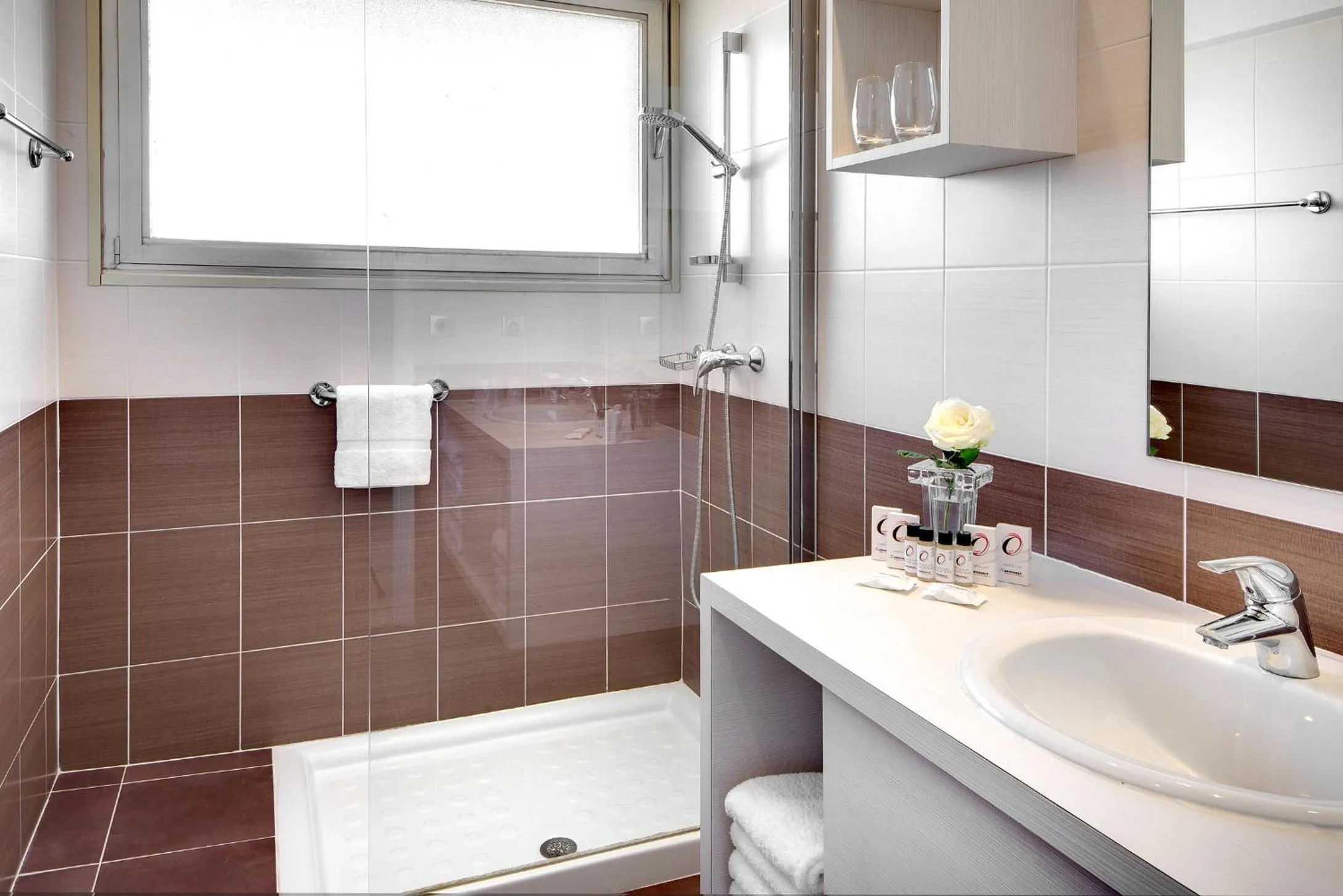 Bathroom in The Originals Résidence, Les Strélitzias