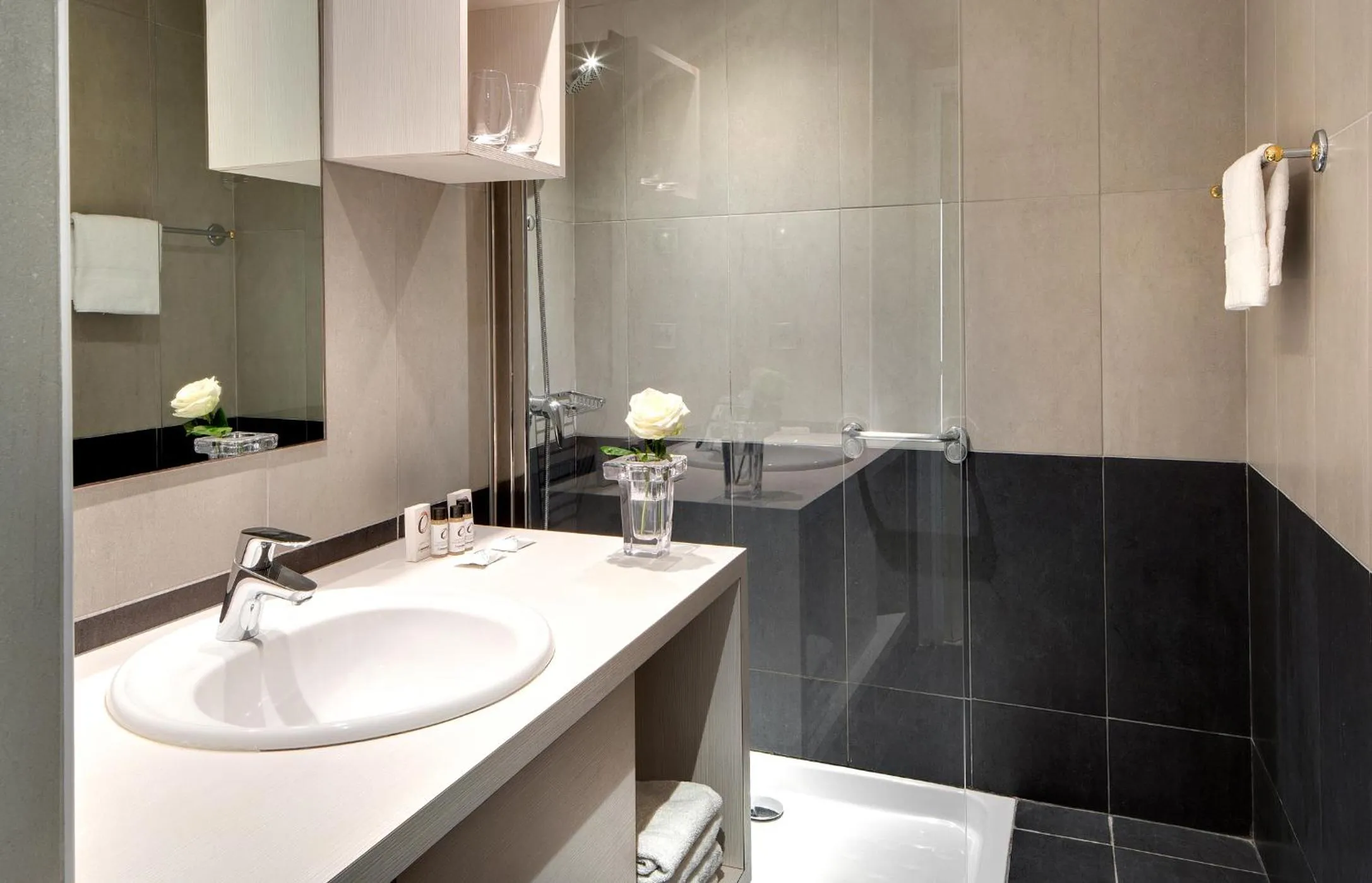 Bathroom in The Originals Résidence, Les Strélitzias