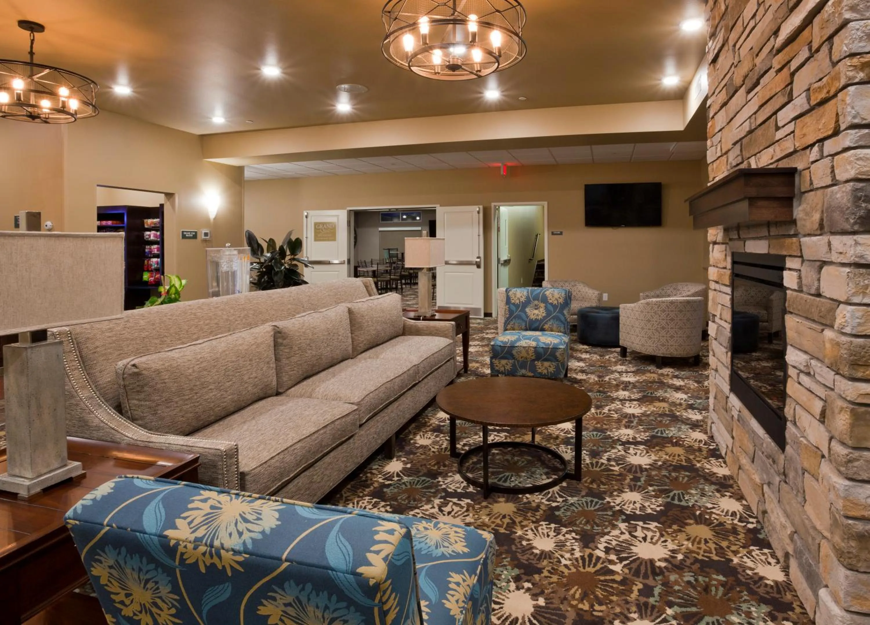 Communal lounge/ TV room in GrandStay Hotel & Suites Valley City