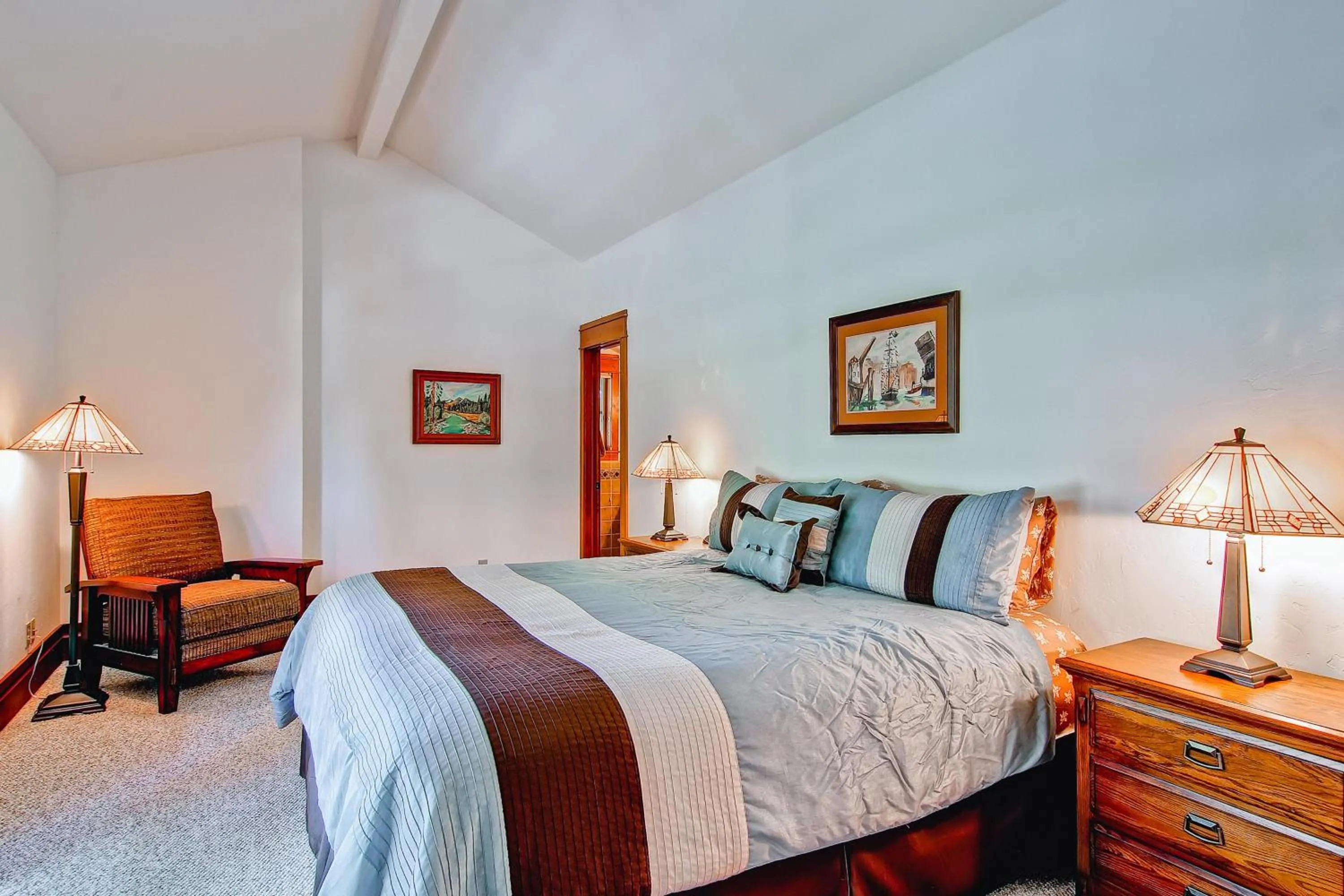 Bed in Ahwahnichi Lodge