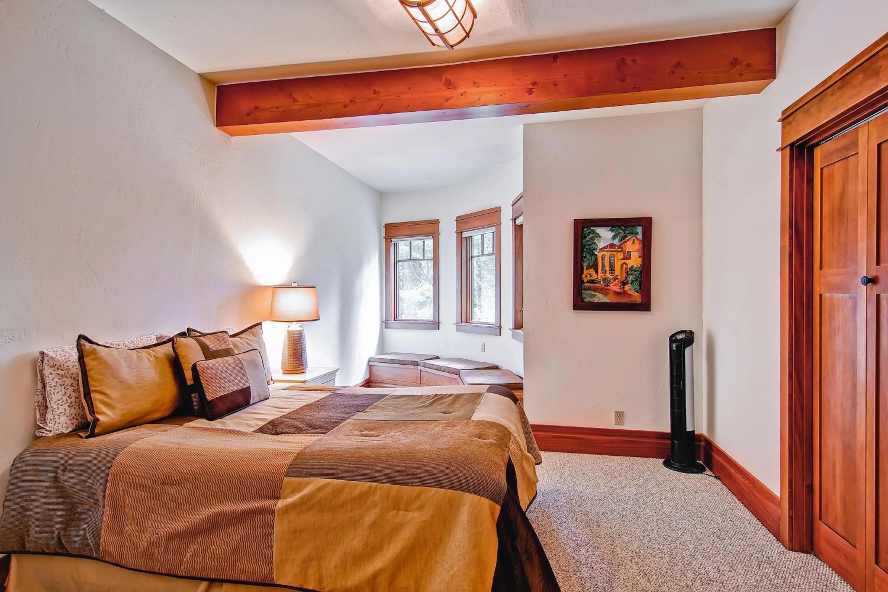 Bed in Ahwahnichi Lodge