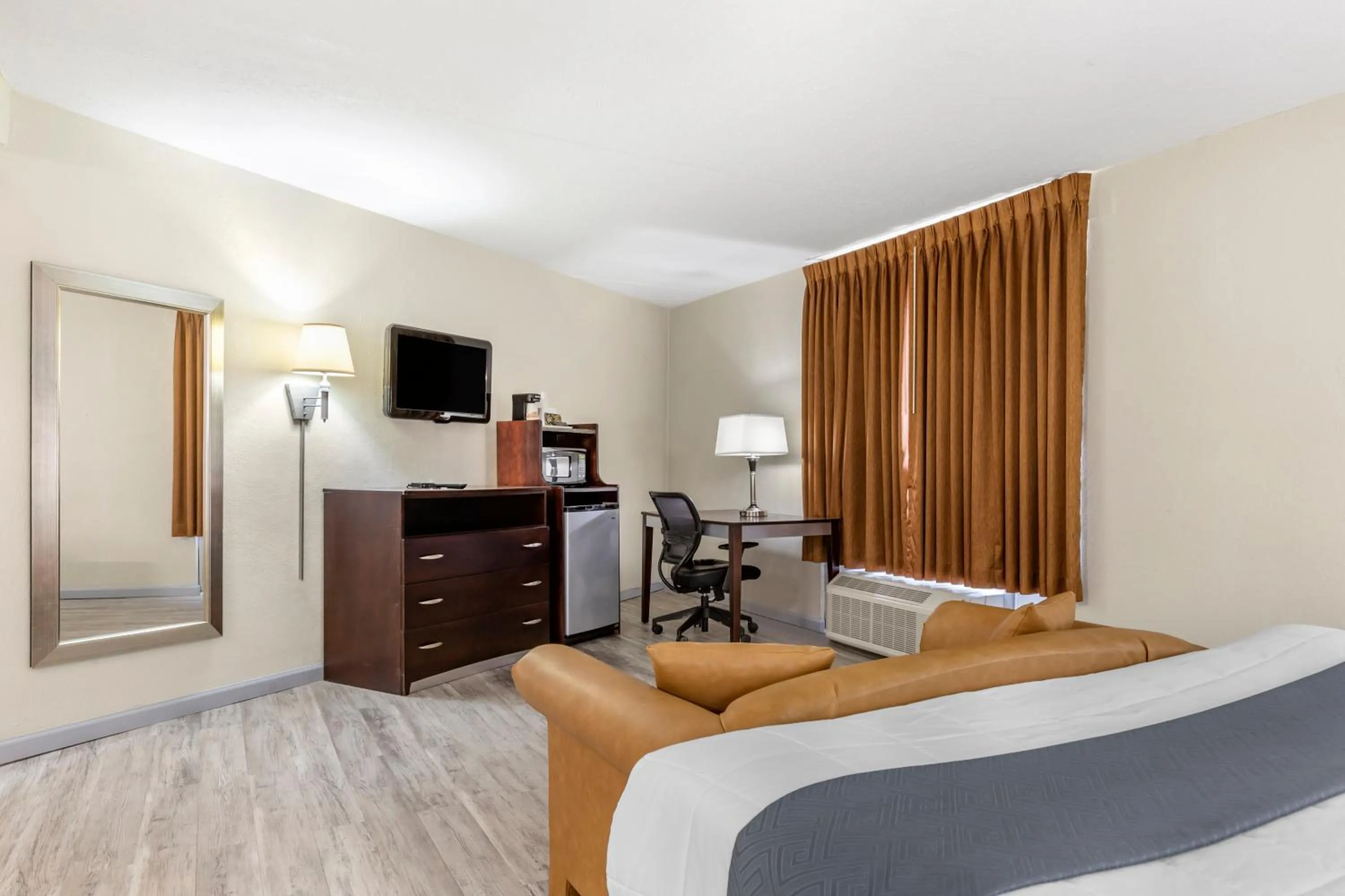 Bed in Econo-Lodge of Conway