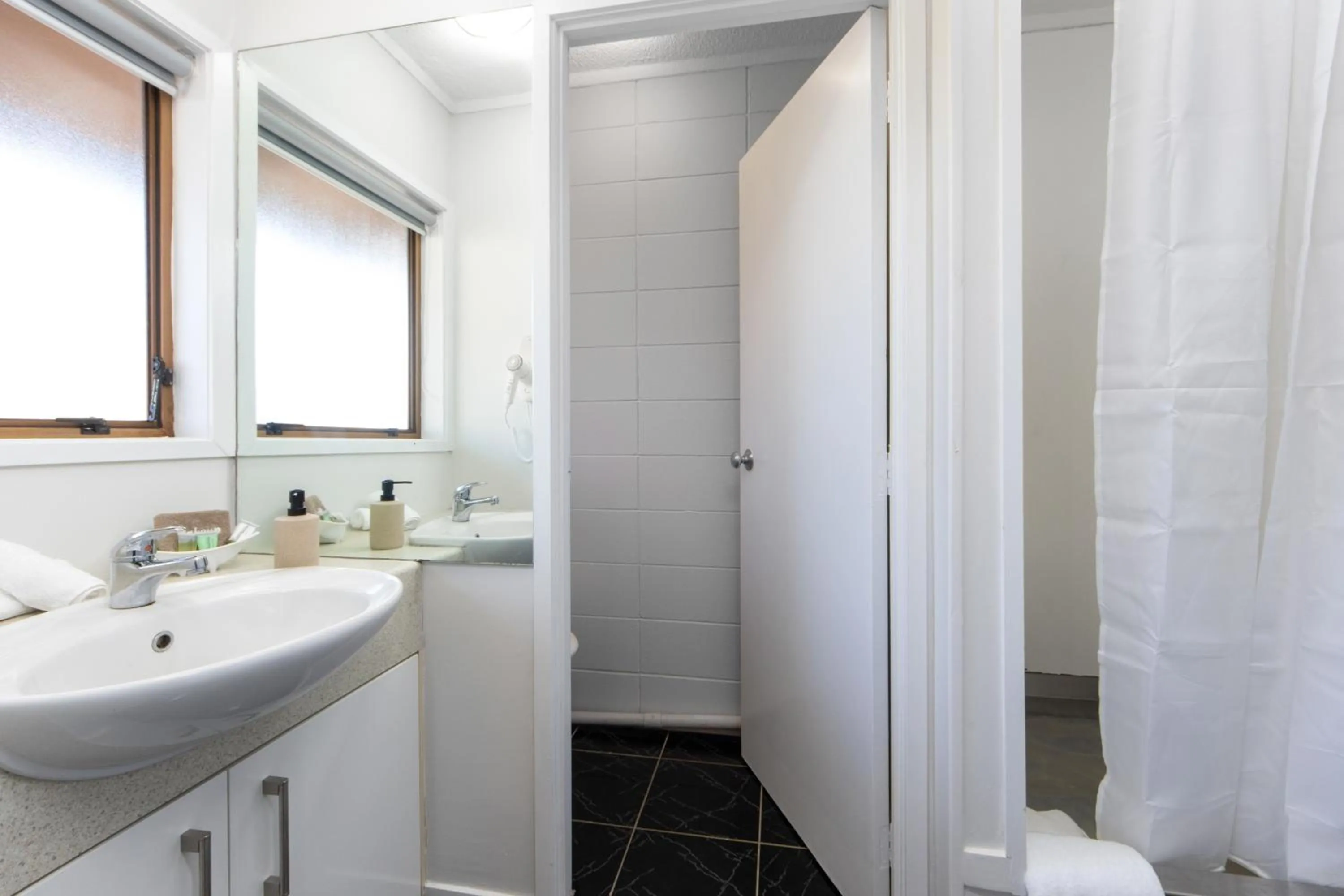 Bathroom in Epsom Motel