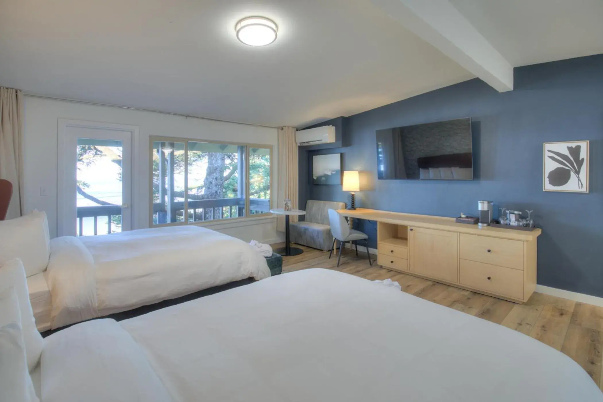 Deluxe Double Room with Sea View in Ocean Crest Resort Deluxe Double Room with Sea View in Ocean Crest Resort