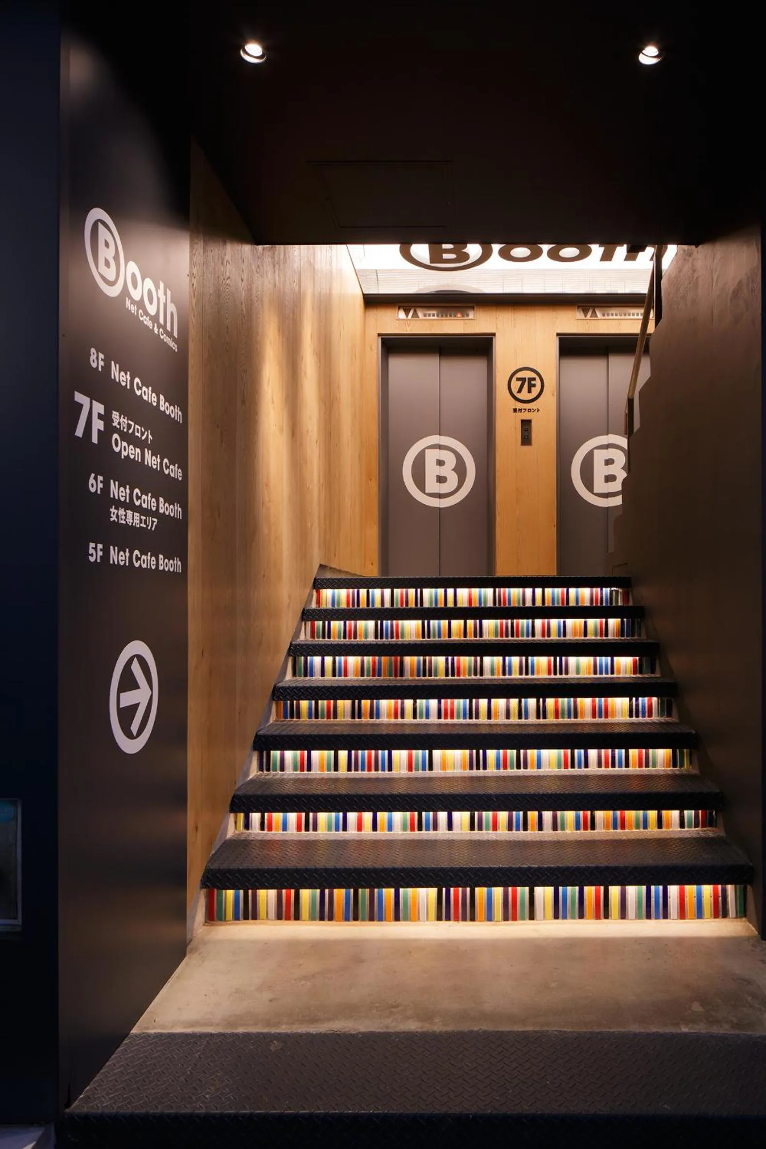 Facade/entrance in Booth Netcafe & Capsule