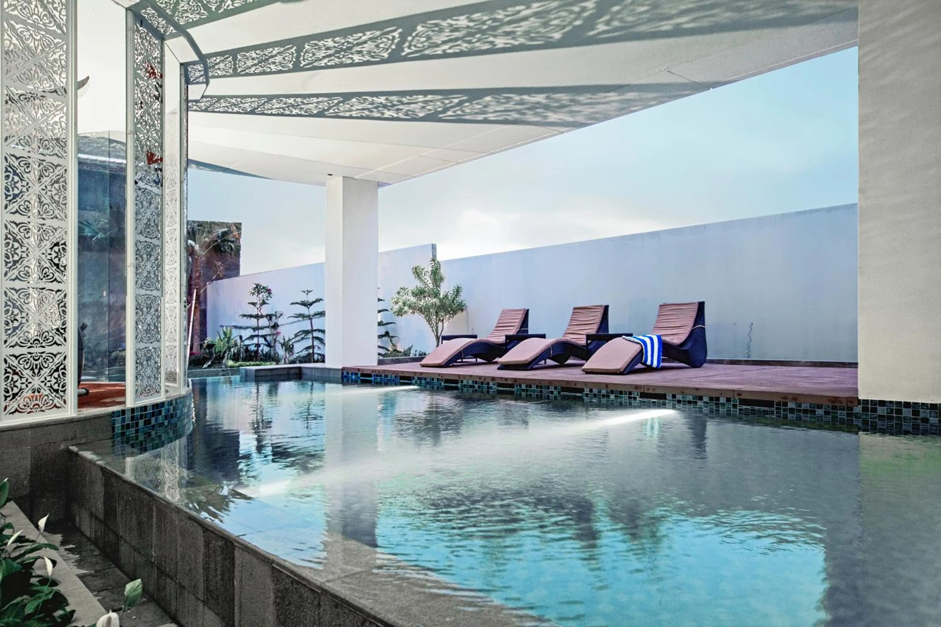 Swimming pool in Mercure Bandung Nexa Supratman