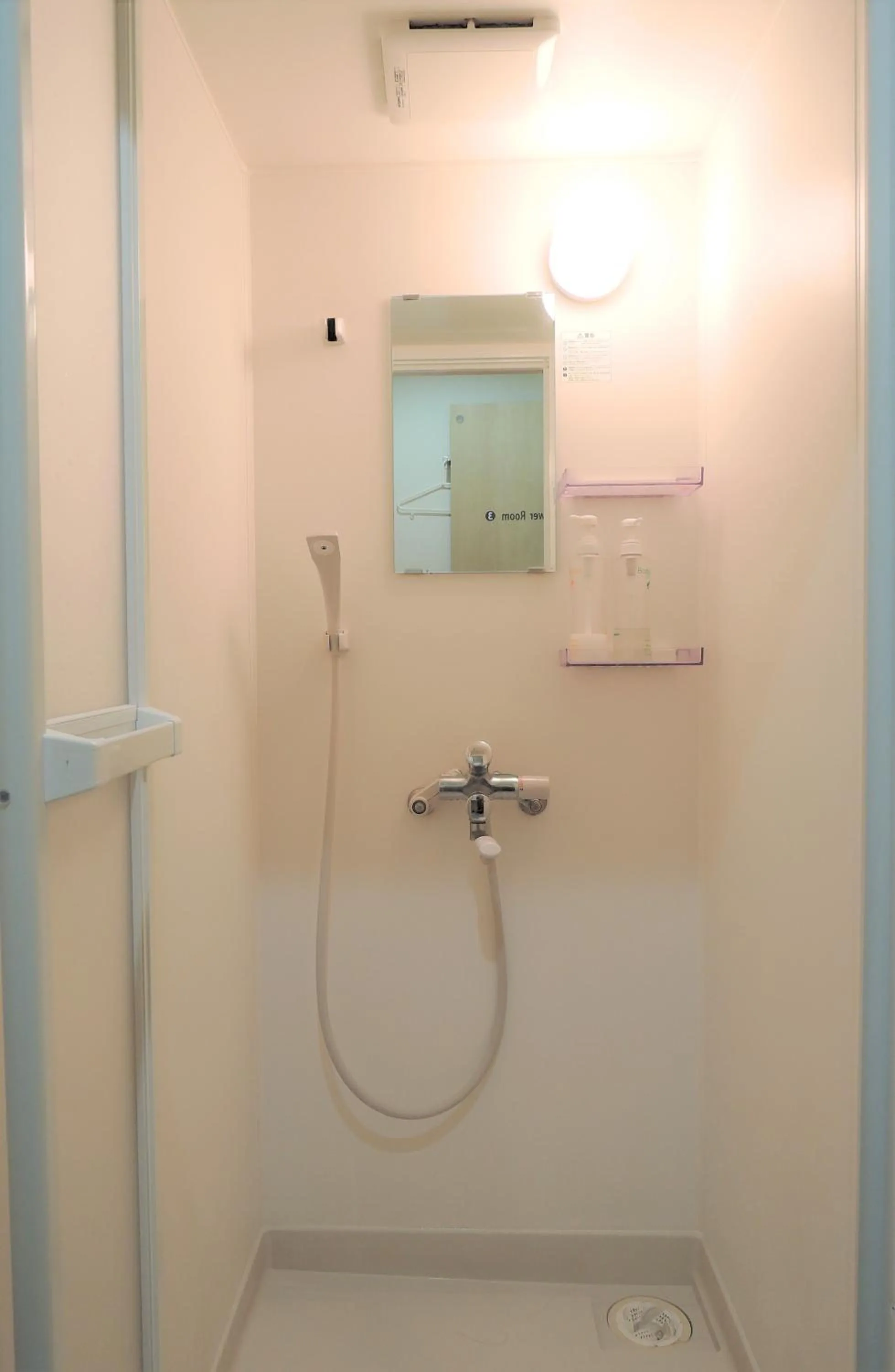 Shower in Hotel Lucky