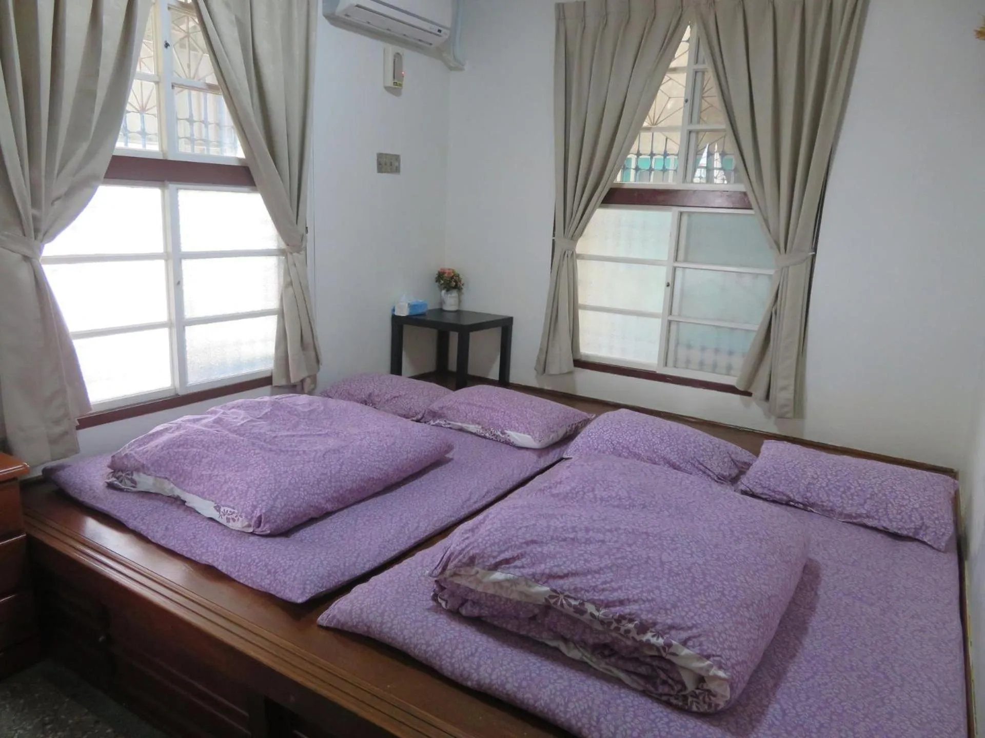 Photo of the whole room, Bed in Hoin 4
