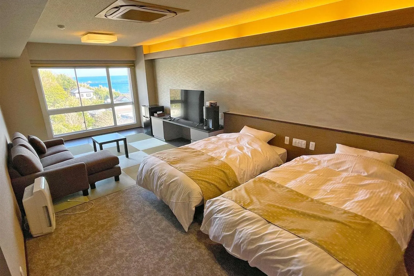 Photo of the whole room, Bed in Ise-Shima Ohtaya Healing Stay