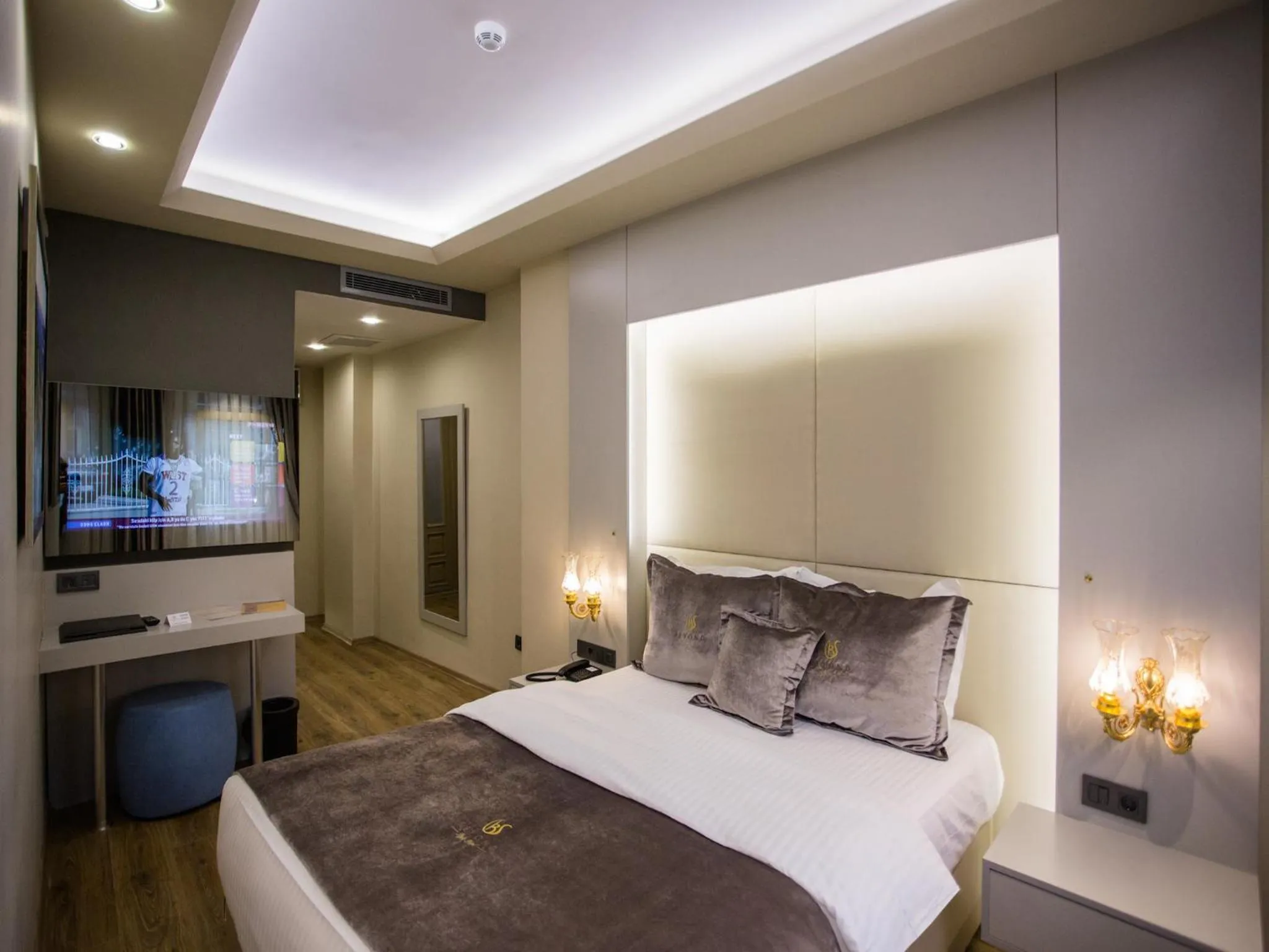 TV and multimedia, Bed in Bonne Sante Hotel