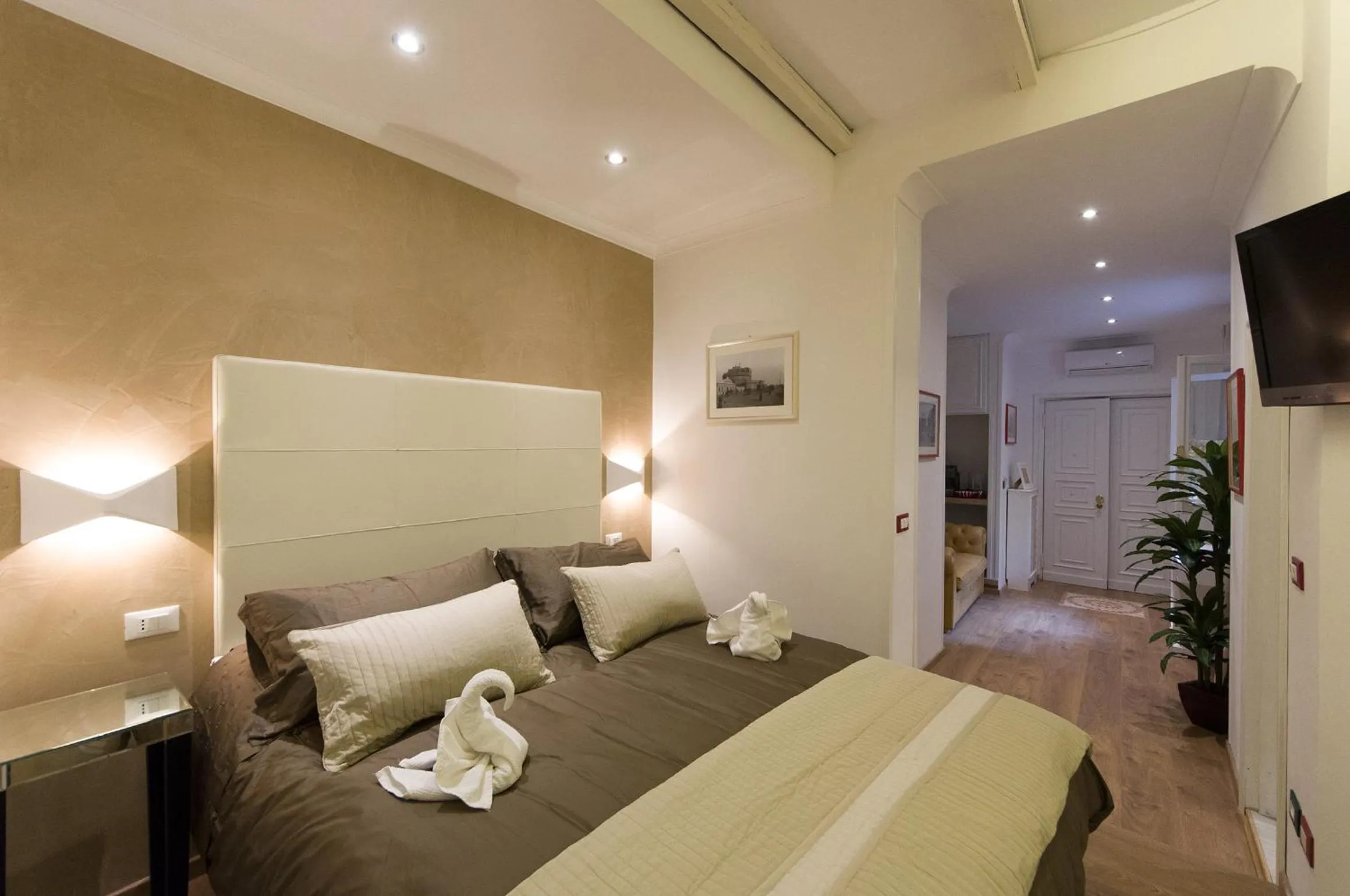 Photo of the whole room, Bed in Margutta's Garden