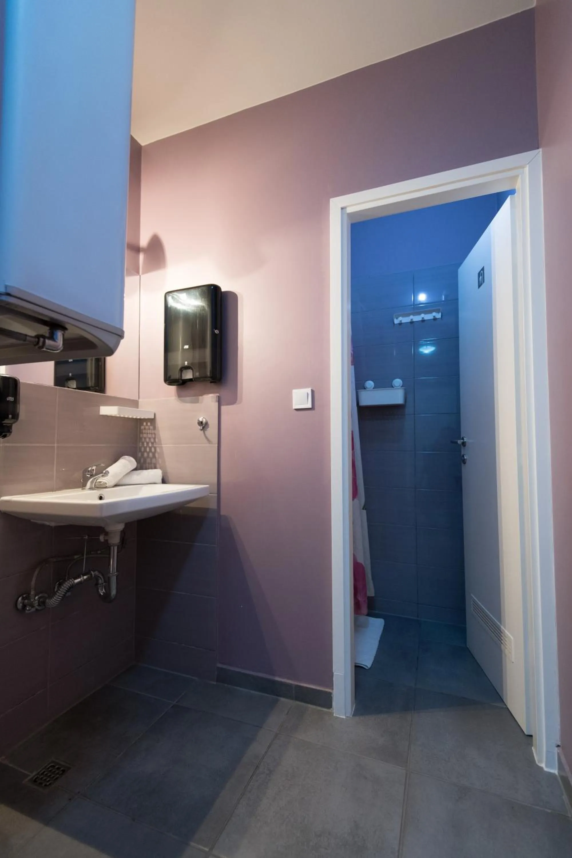 Bathroom in The Dots Hostel