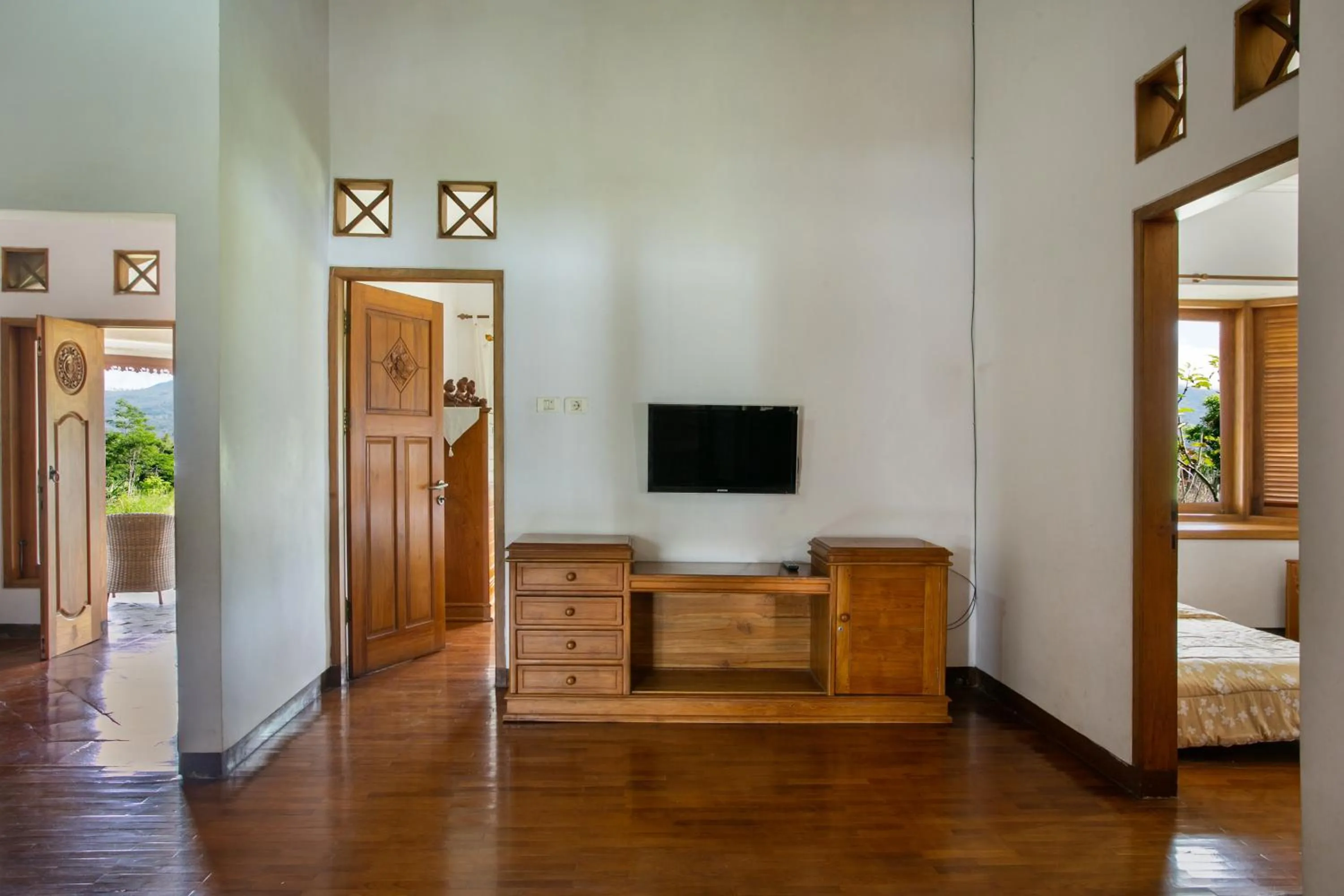 Communal lounge/ TV room, Bed in Shanty's House