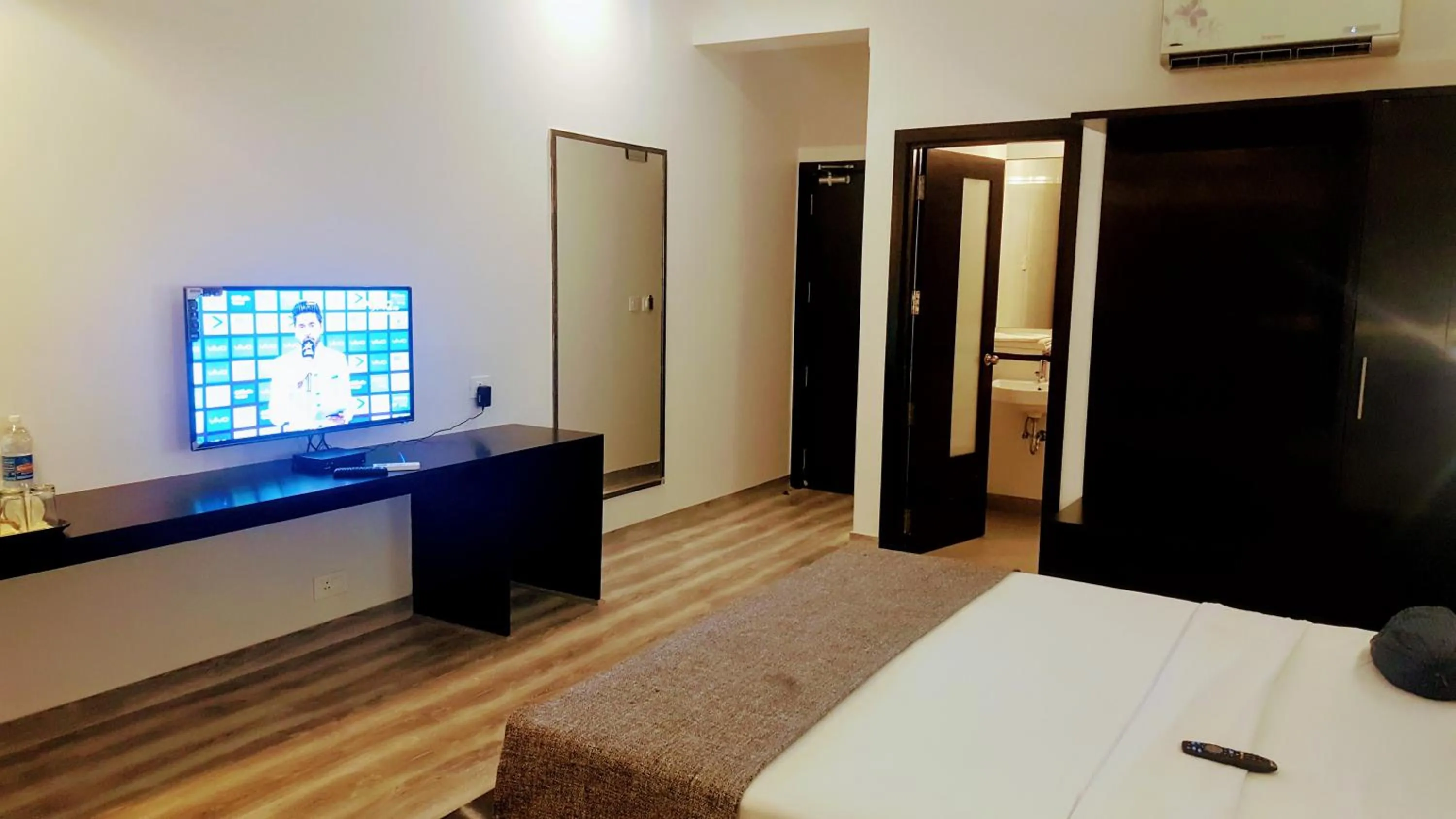 Photo of the whole room, Bed in The Saneer Jaipur