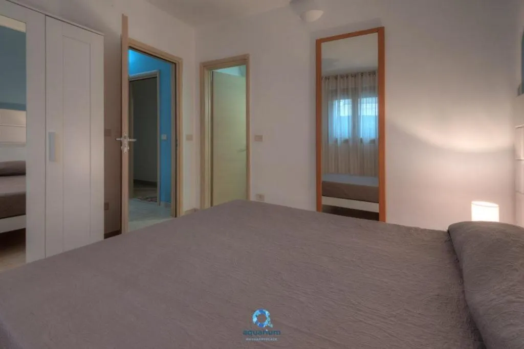 Bed in Aquarium Residence