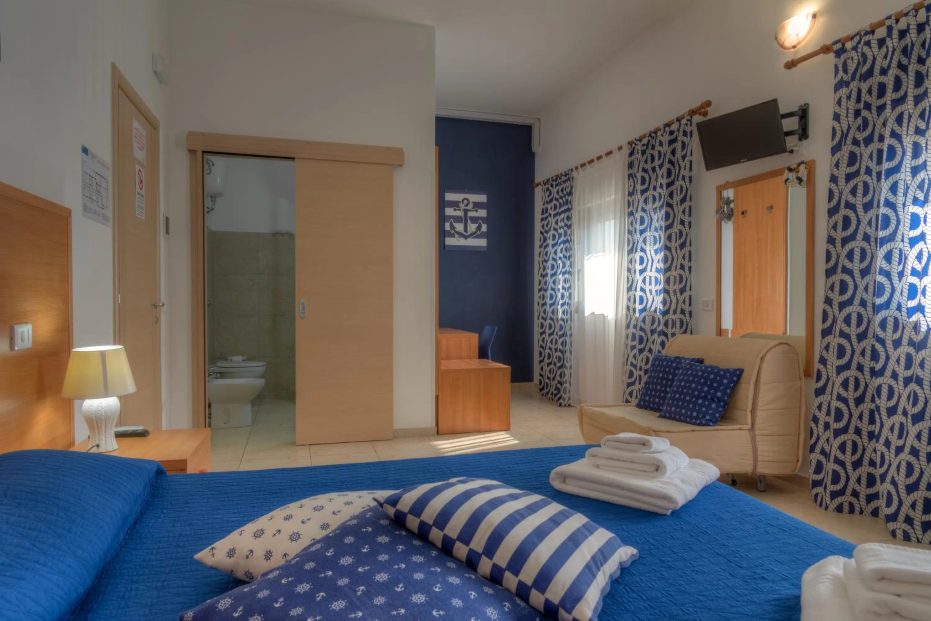 Photo of the whole room, Bed in Aquarium Residence