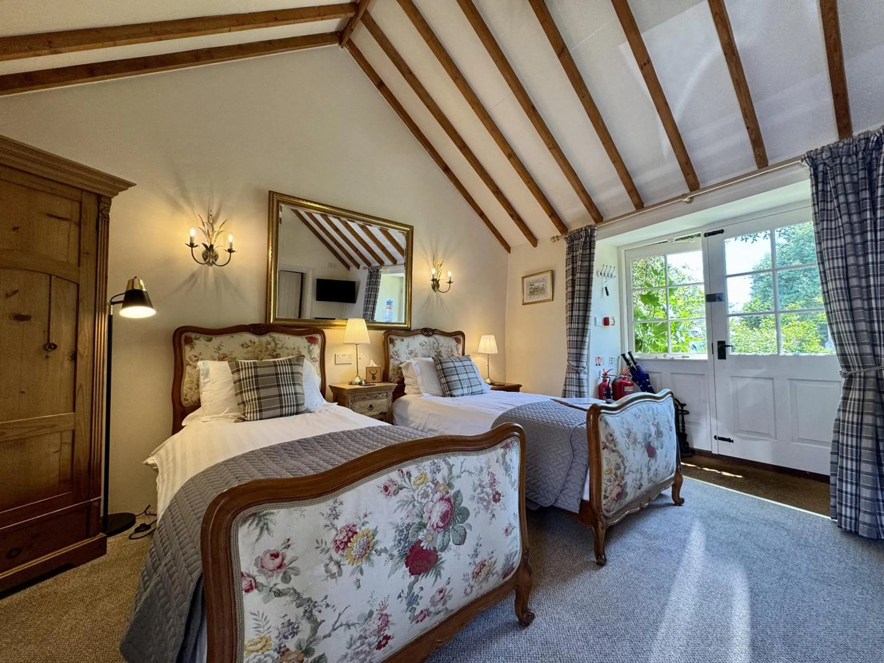 Twin Room with Private Bathroom in Guiting Guest House