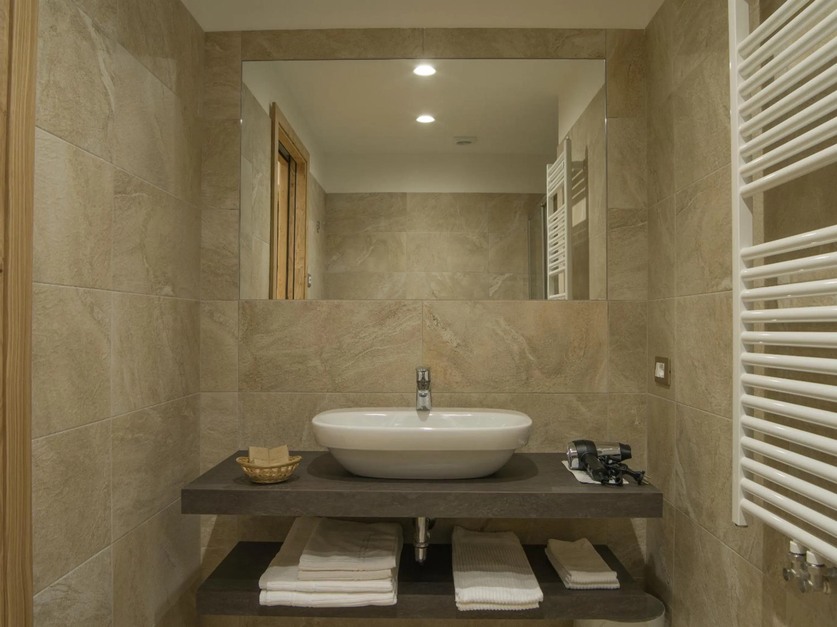 Bathroom in Hotel Garnì Caminetto