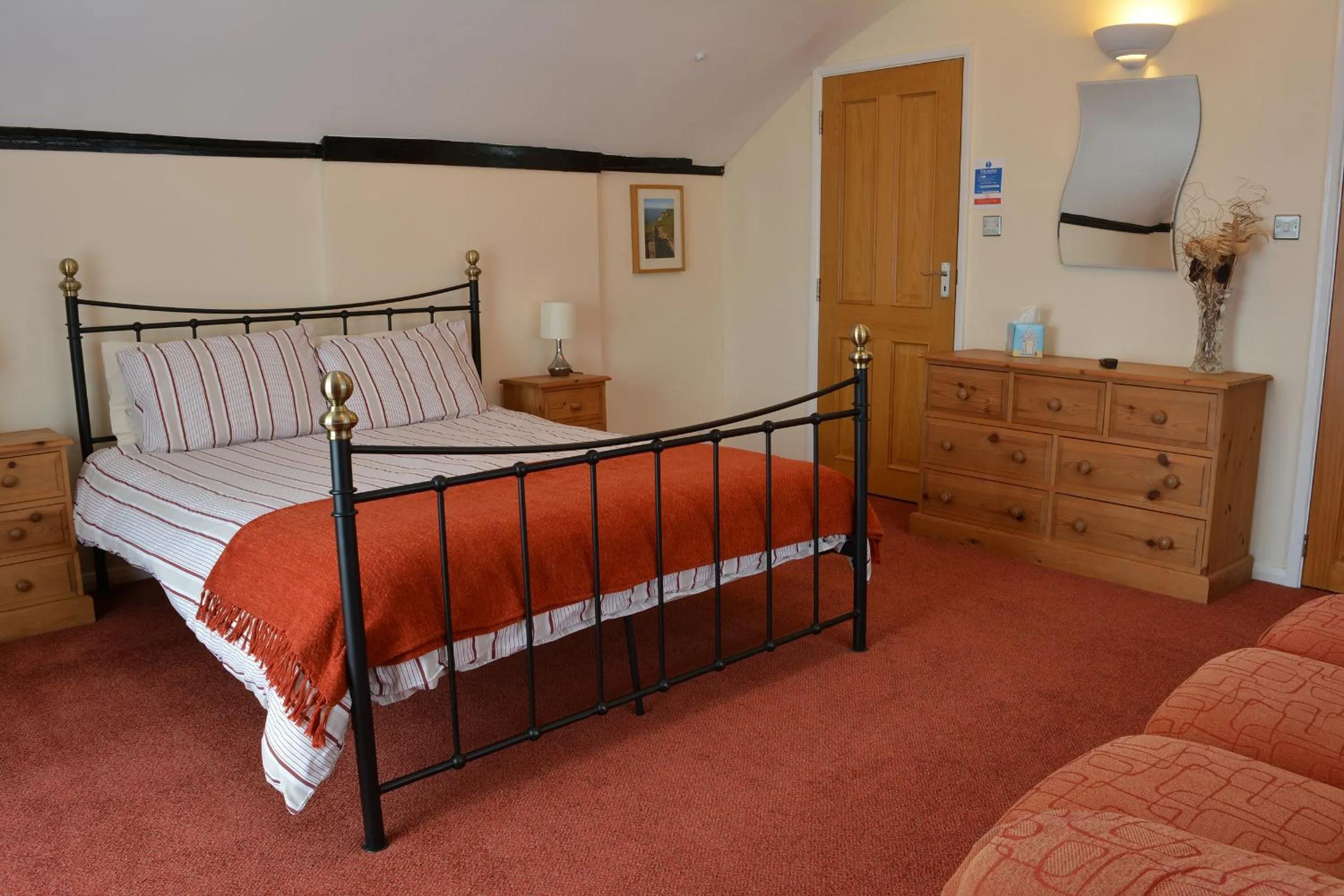 Photo of the whole room, Bed in Two Sawyers