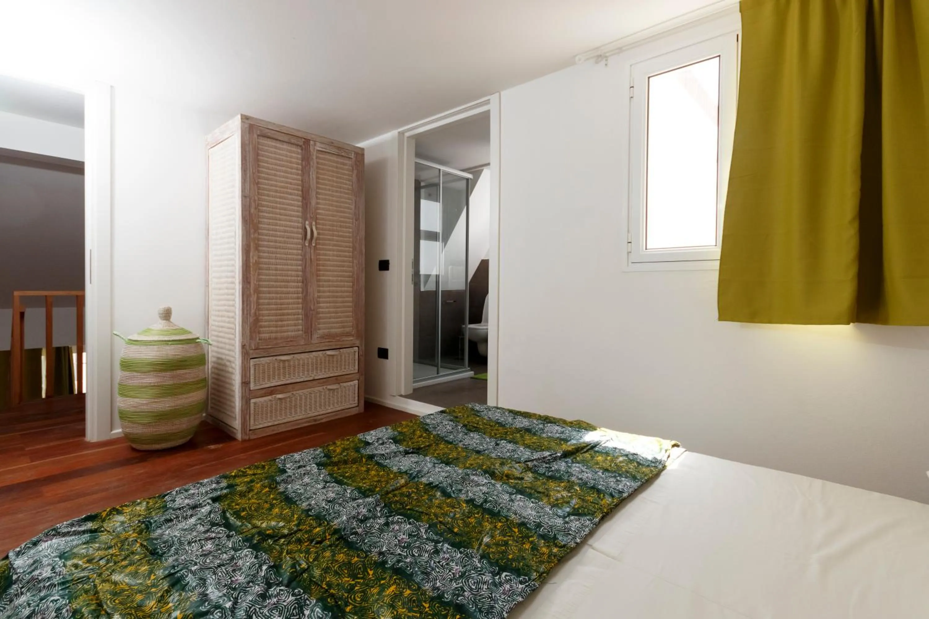 Shower, Bed in Villa ao Mar