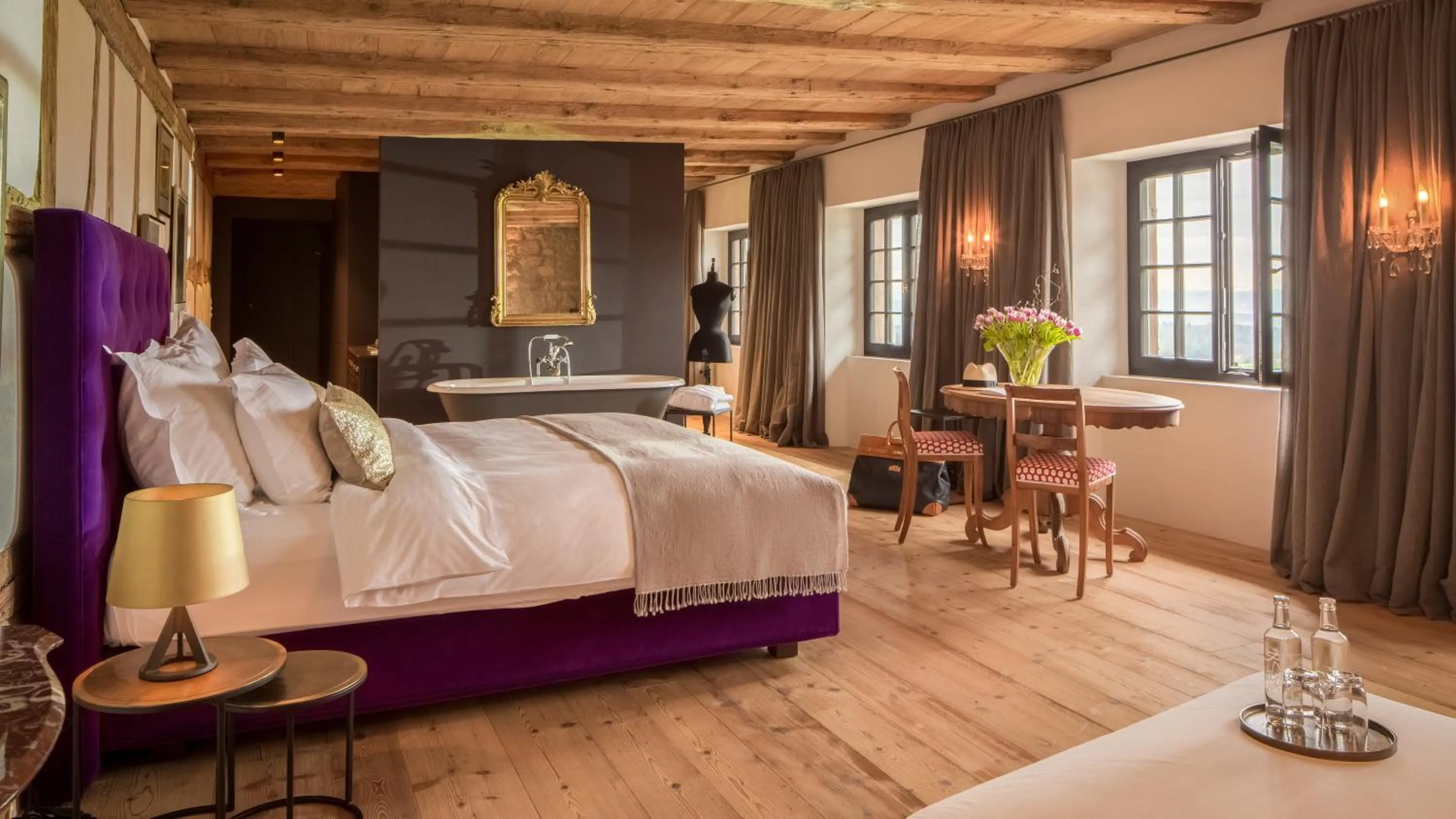 Photo of the whole room, Bed in Hotel Krone Regensberg