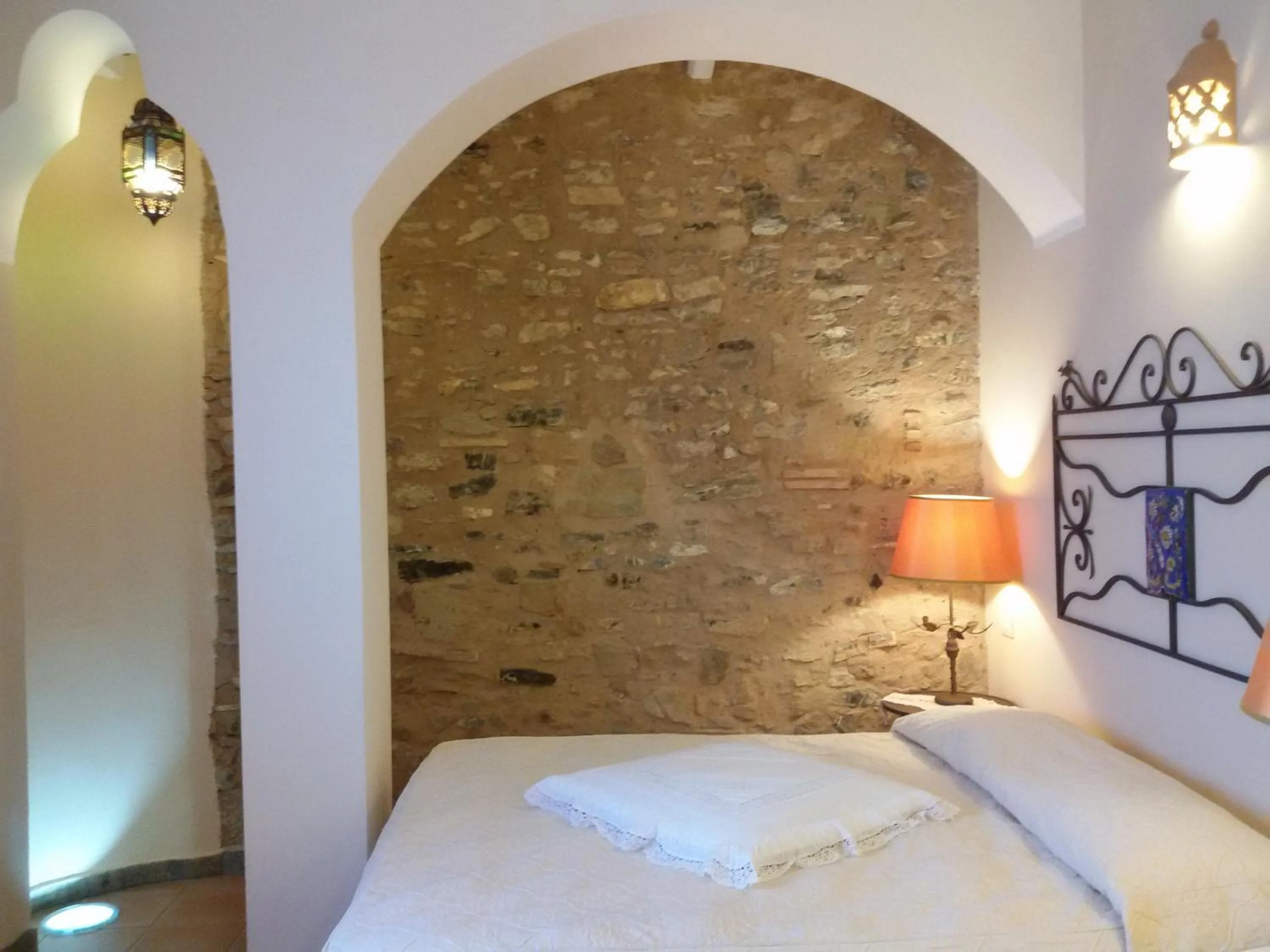 Bed in Marulivo Hotel