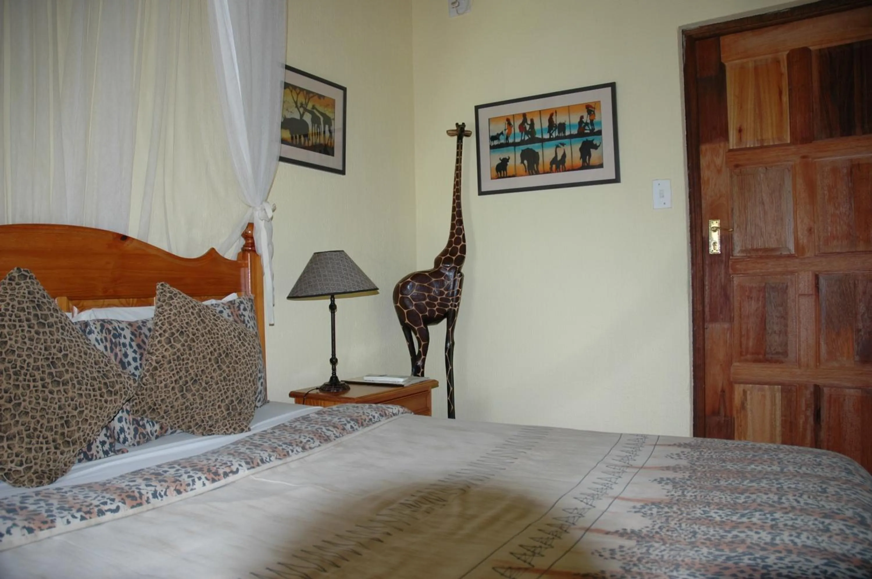 Bed in Trees Too Guest Lodge