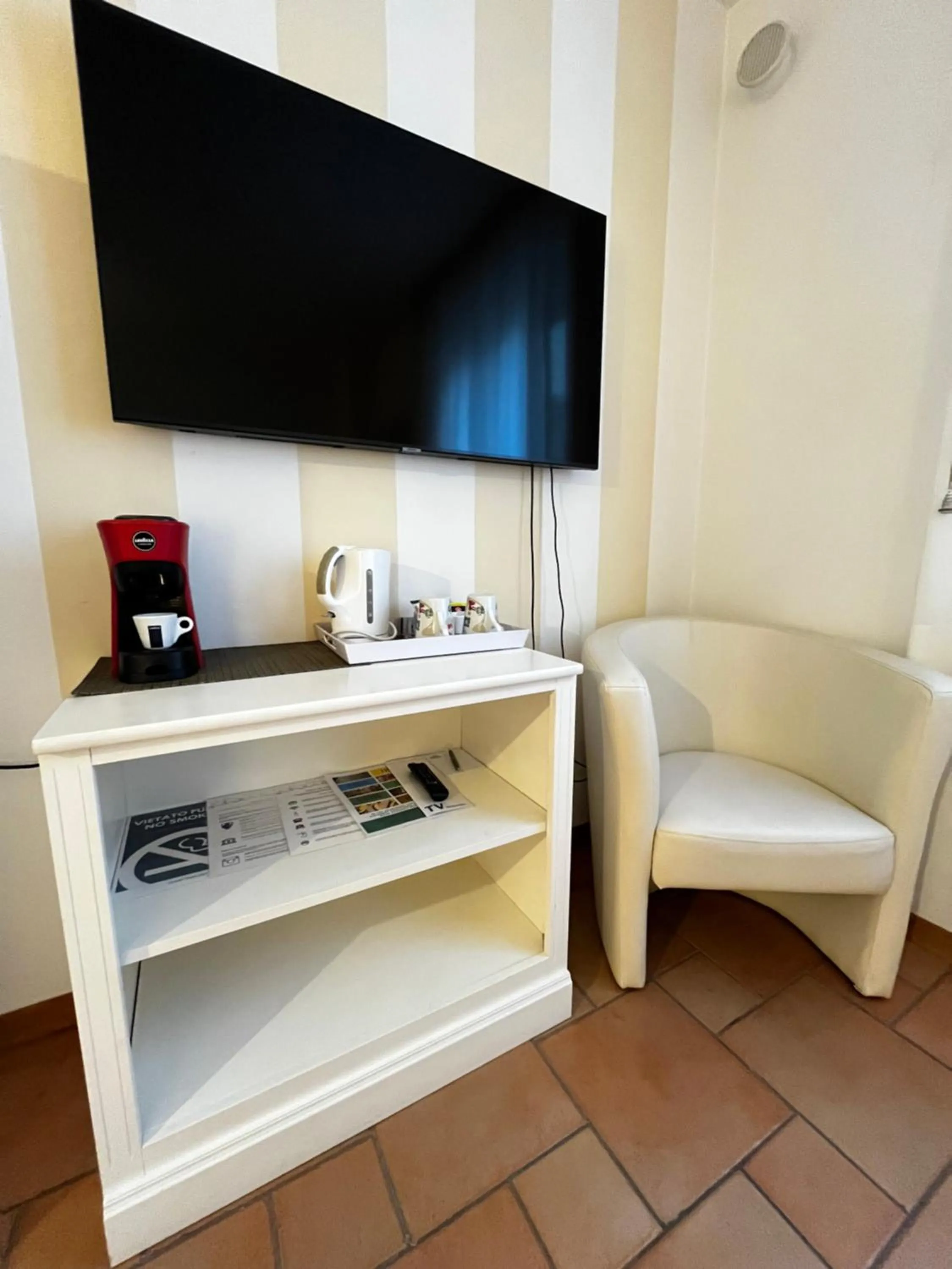 TV and multimedia in Manci Apartments by Hotel America