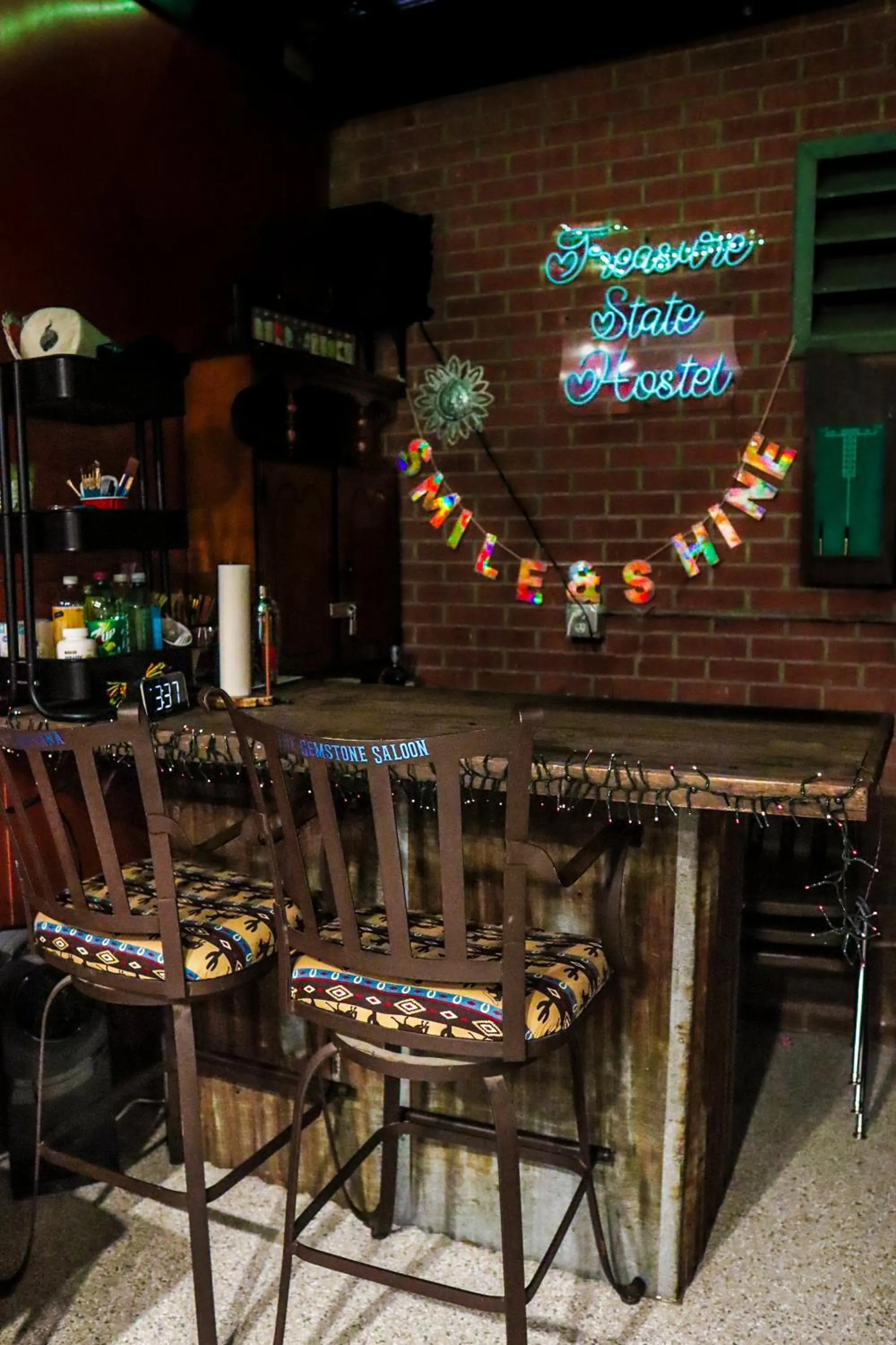 Lounge or bar in Treasure State Hostel