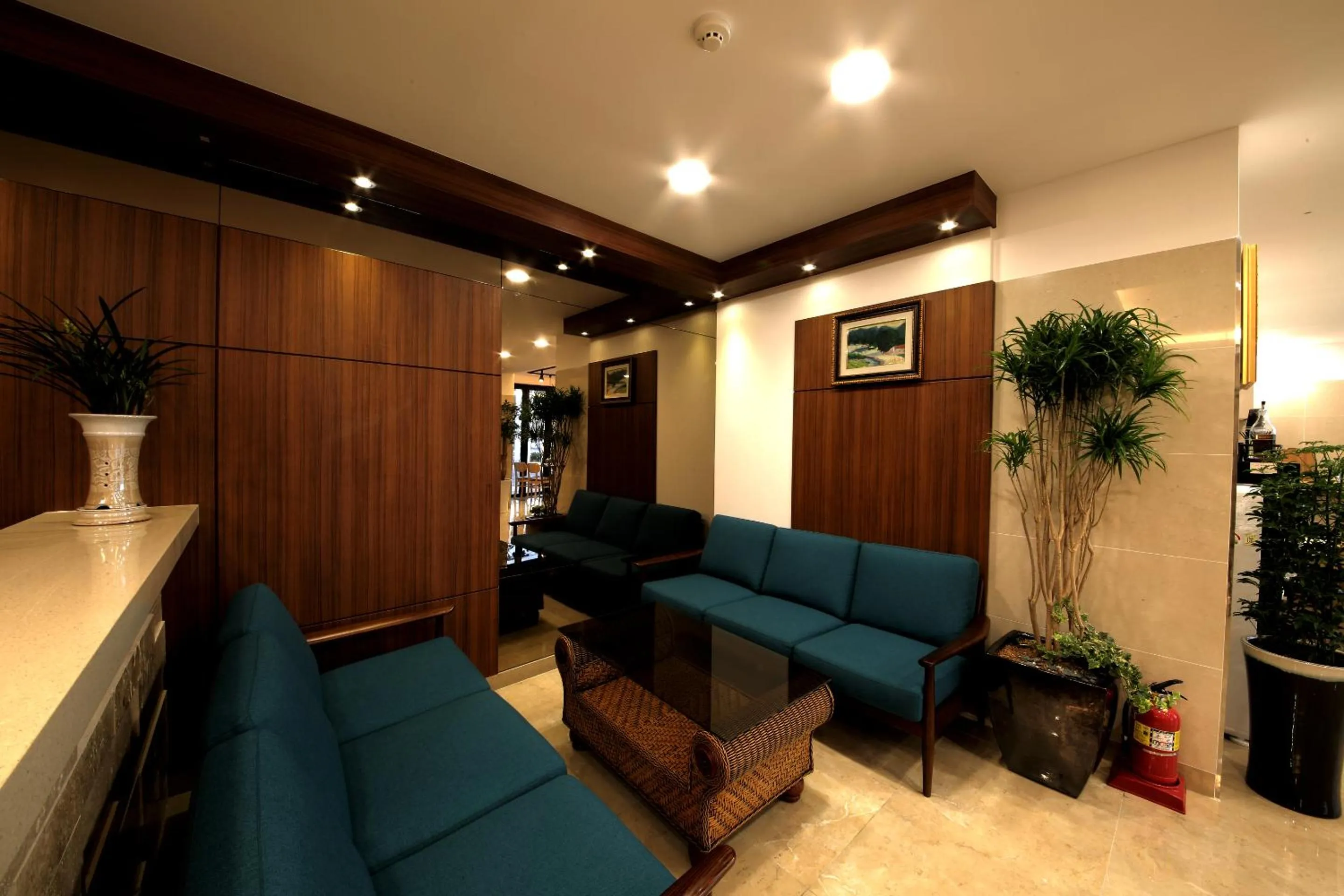 Communal lounge/ TV room in Harbor Hotel