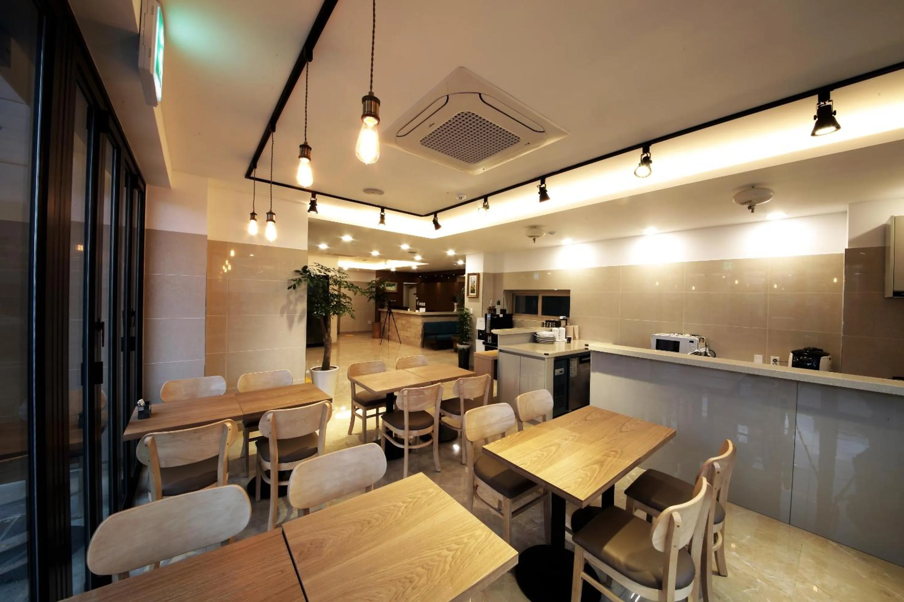 Restaurant/places to eat in Harbor Hotel